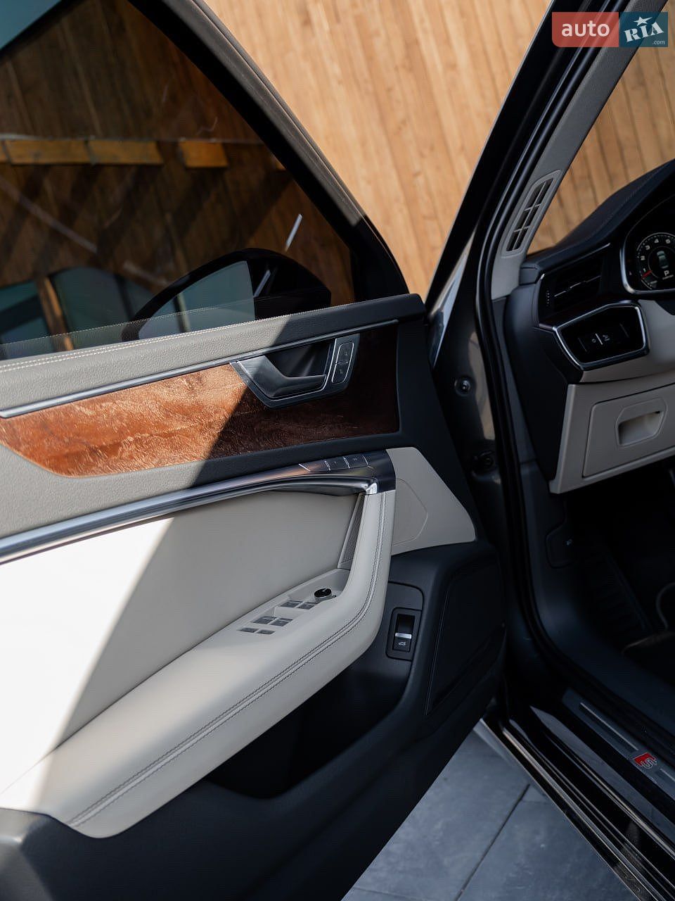 Audi A6 2019 VIN WAUL2AF28KN104986 фото оголошення 19 з 32