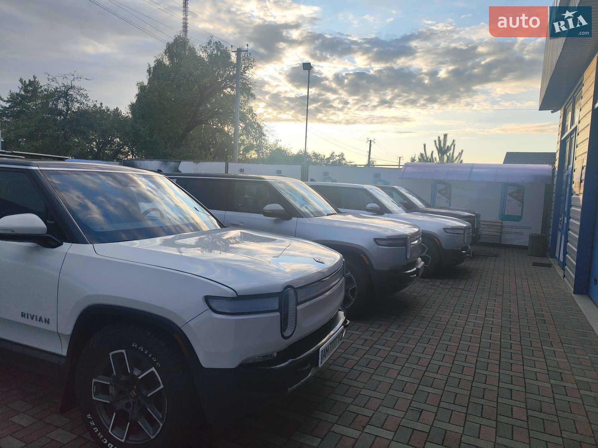 Rivian R1S 2023 VIN 7PDSGABA3PN013444 фото оголошення 8 з 9