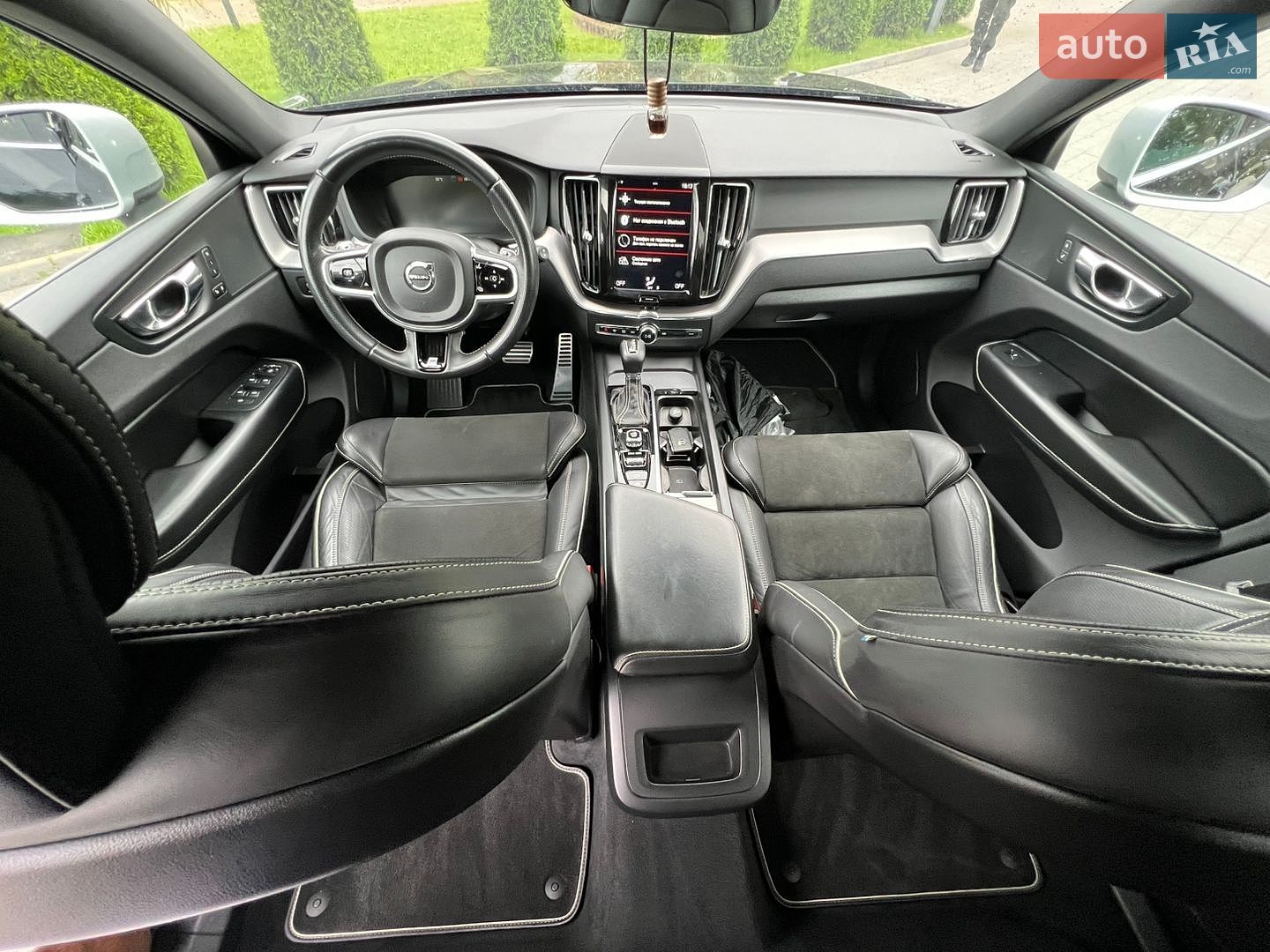 Volvo XC60 2019 VIN YV1UZA8UDK1225649 фото оголошення 3 з 47