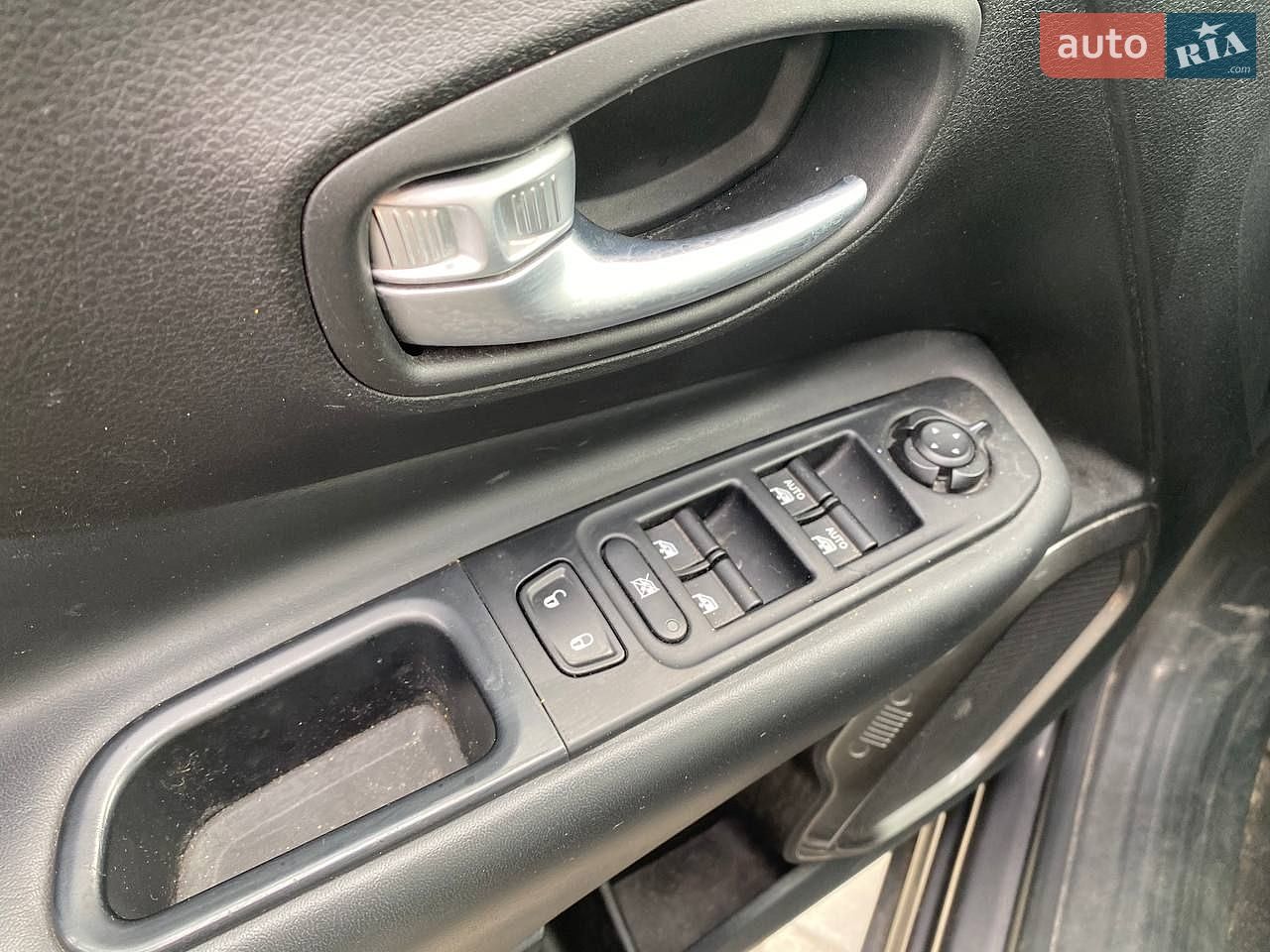 Jeep Renegade 2019 VIN ZACNJBD15KPJ90826 фото оголошення 9 з 19