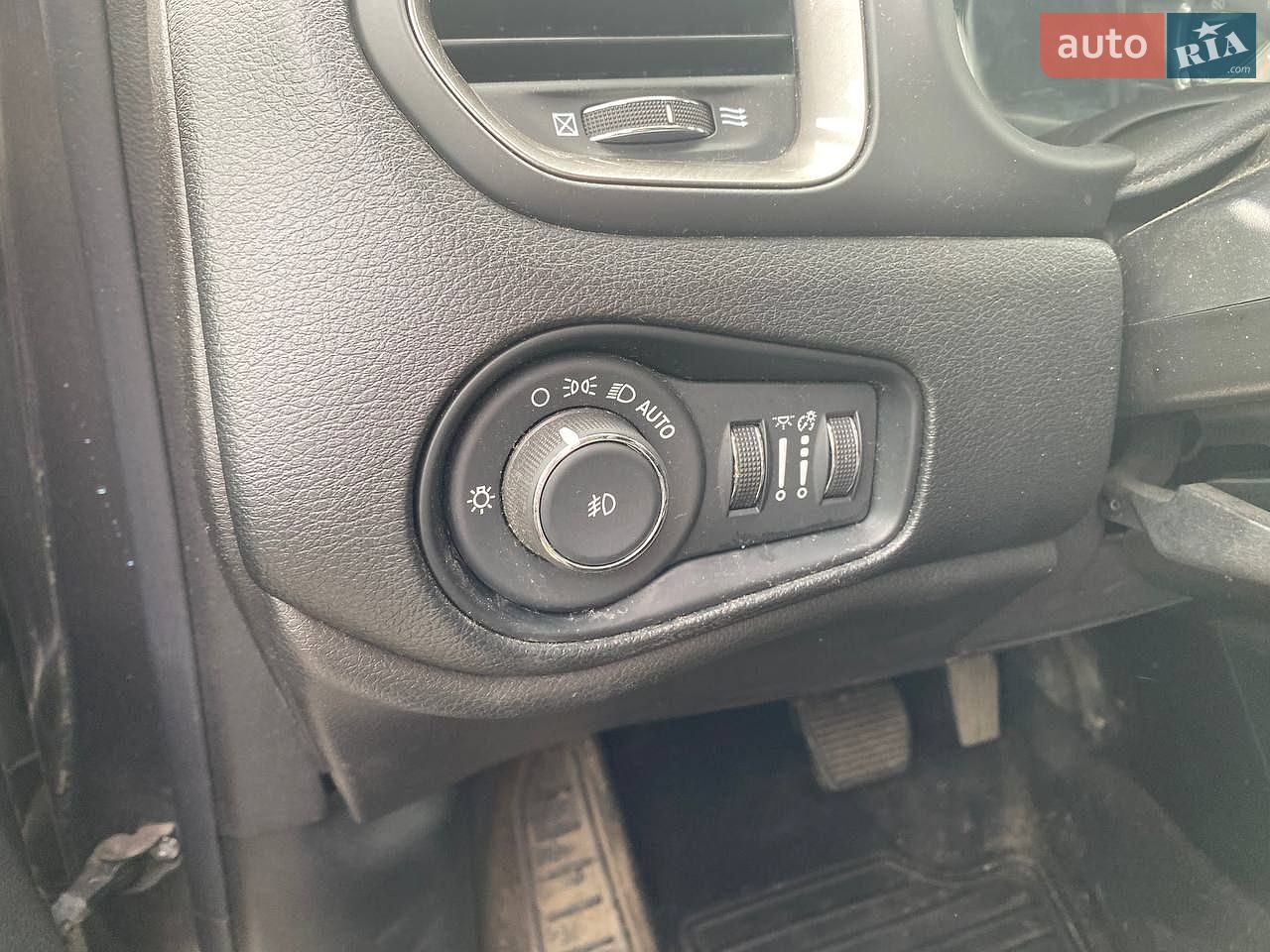 Jeep Renegade 2019 VIN ZACNJBD15KPJ90826 фото оголошення 10 з 19