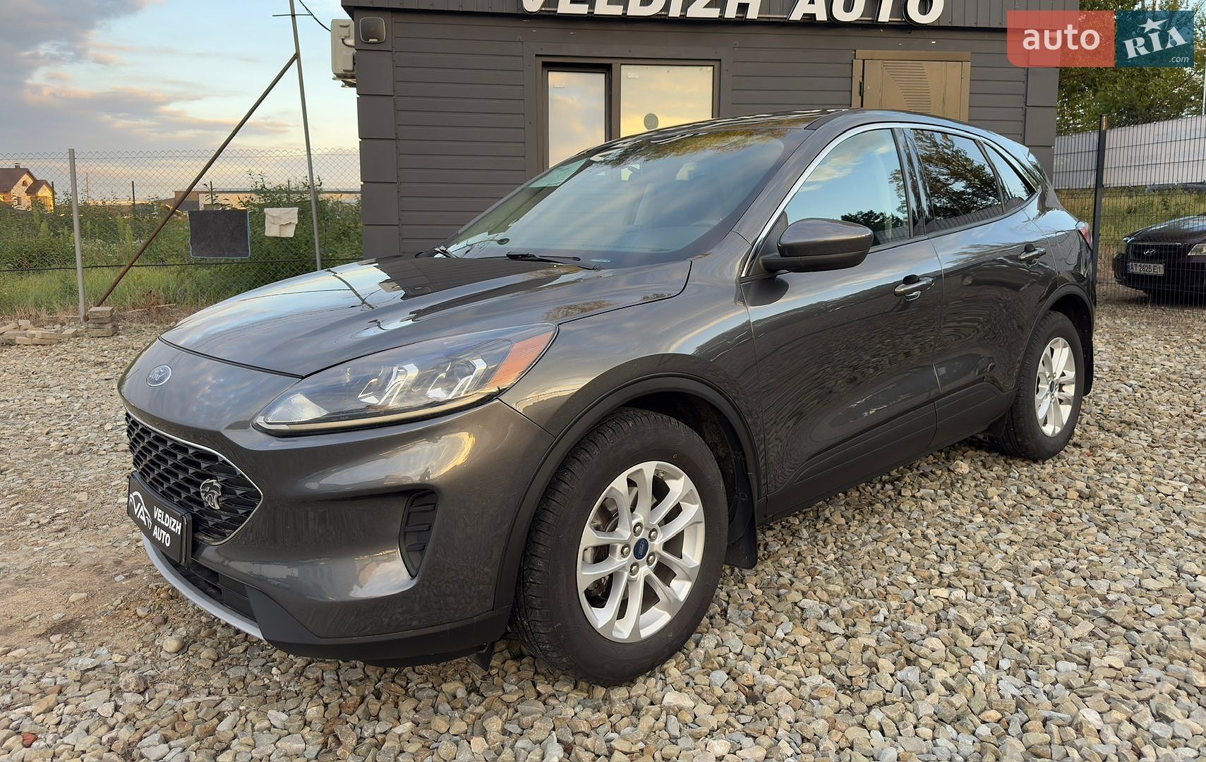 Ford Escape 2020 VIN 1FMCU0G62LUC39893 фото оголошення 2 з 46