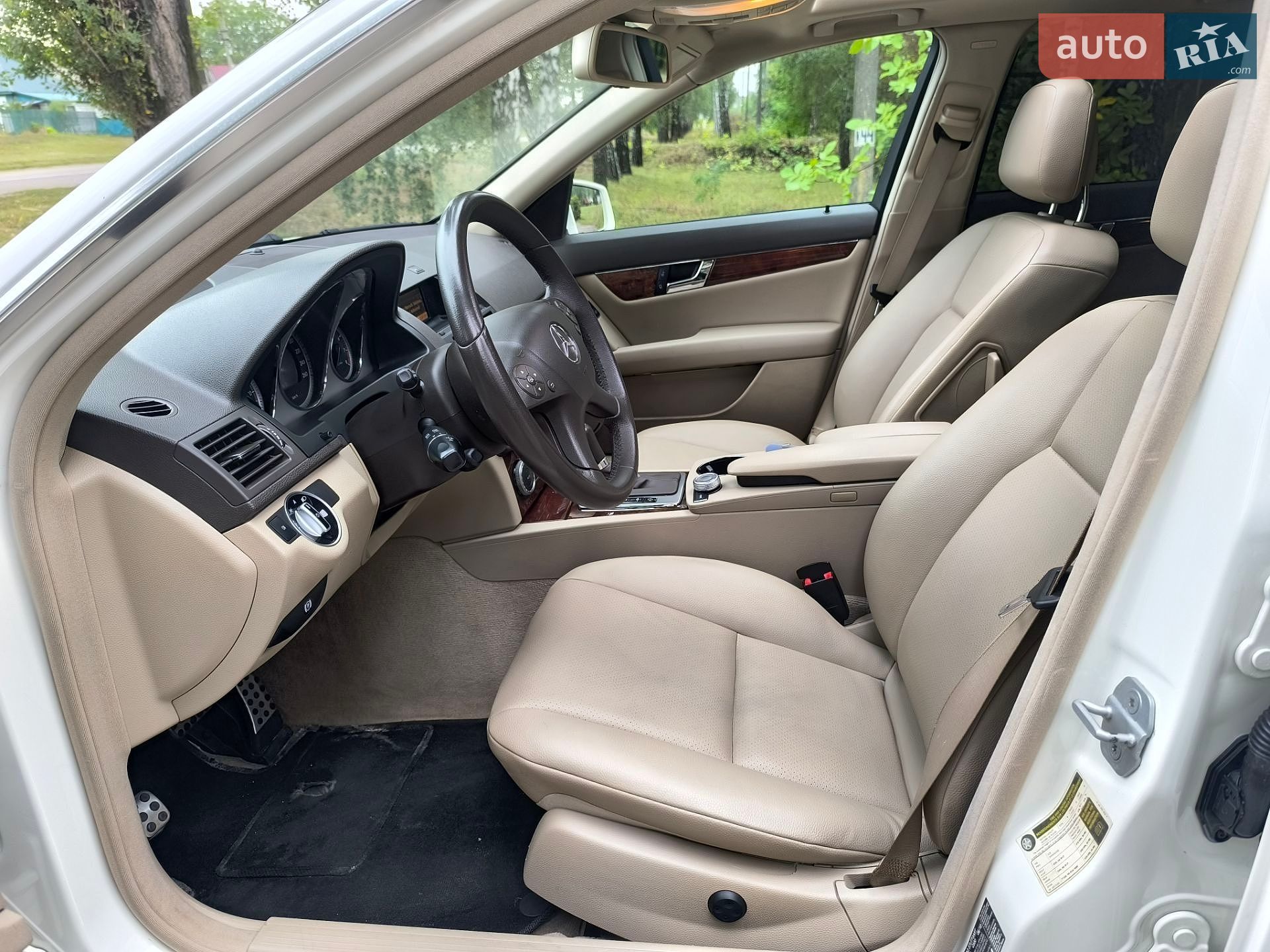 Mercedes-Benz C-Class 2010 VIN WDDGF8BB8BR140814 фото оголошення 22 з 56