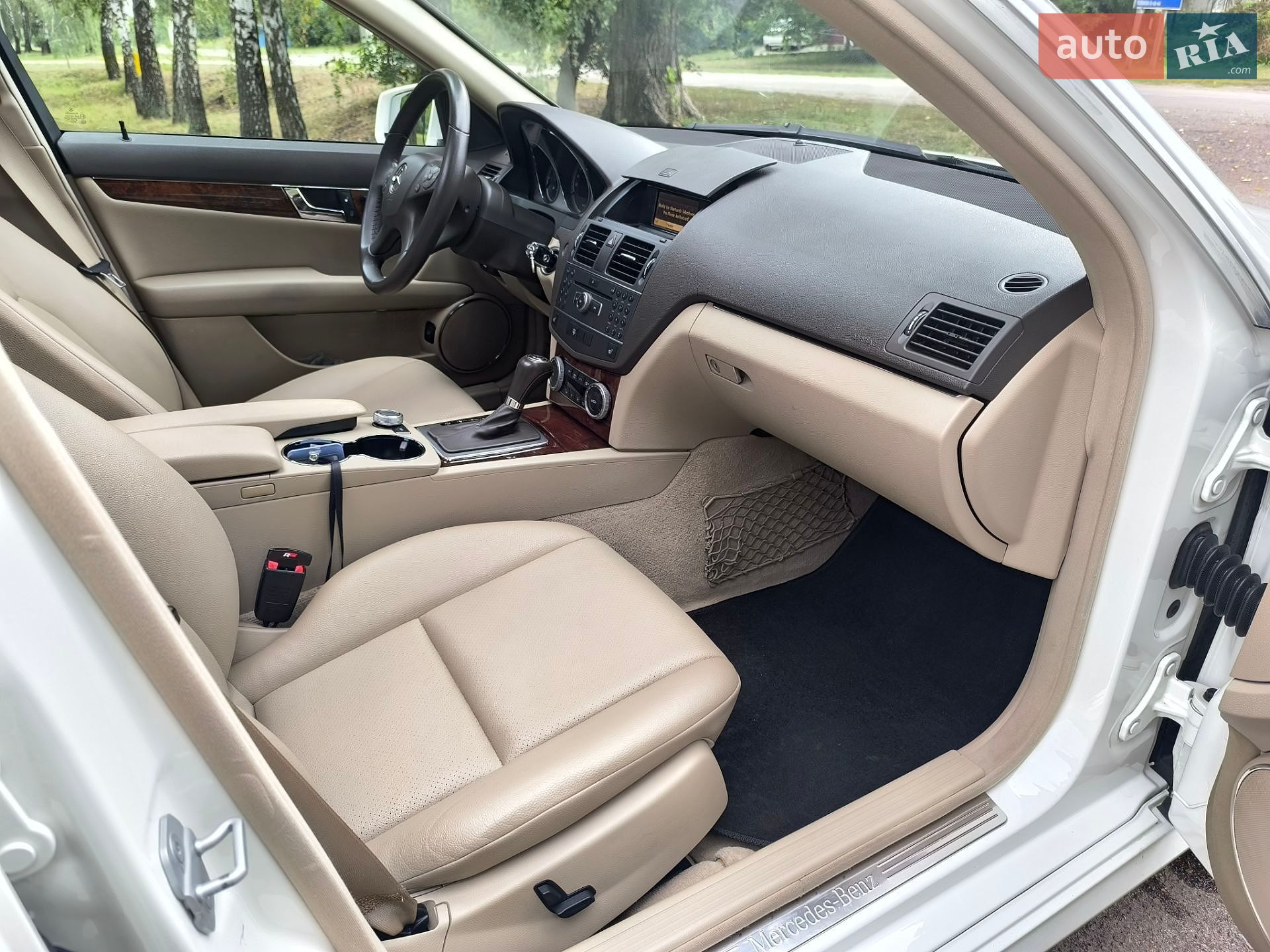 Mercedes-Benz C-Class 2010 VIN WDDGF8BB8BR140814 фото оголошення 19 з 56