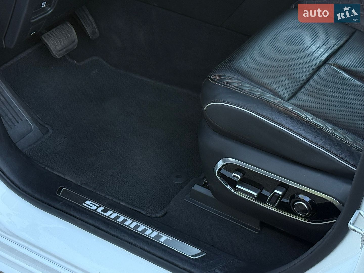 Jeep Grand Cherokee 2023 VIN 1C4RJYE65P8802183 фото оголошення 13 з 16