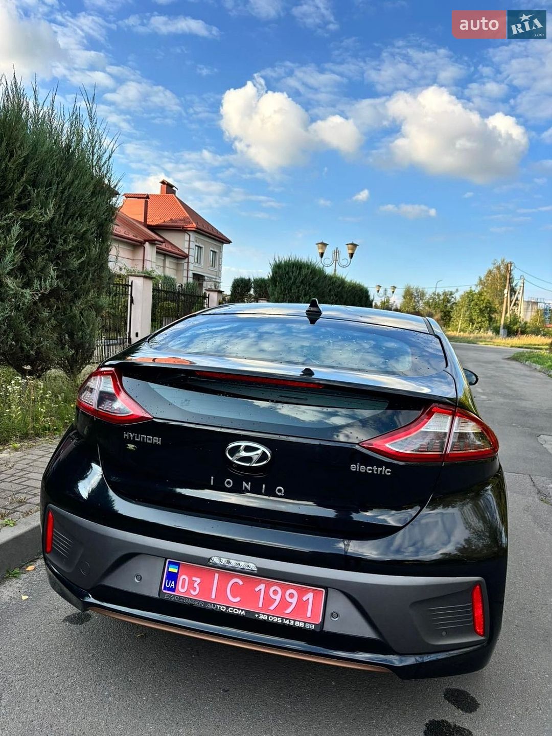 Hyundai Ioniq 2017 VIN KMHC851HFHU013832 фото оголошення 2 з 10