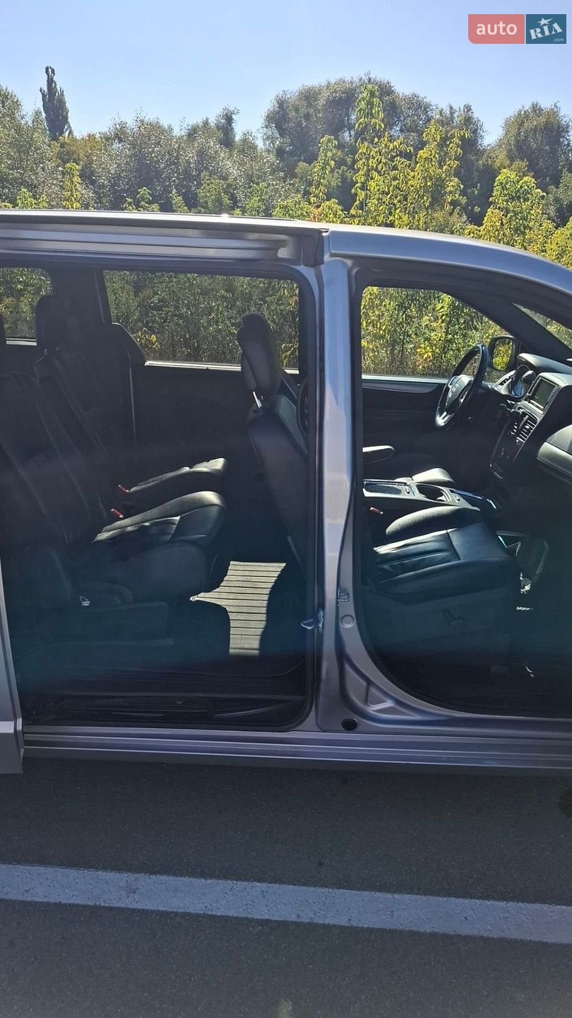 Dodge Grand Caravan 2017 VIN 2C4RDGEG2JR159622 фото оголошення 10 з 13