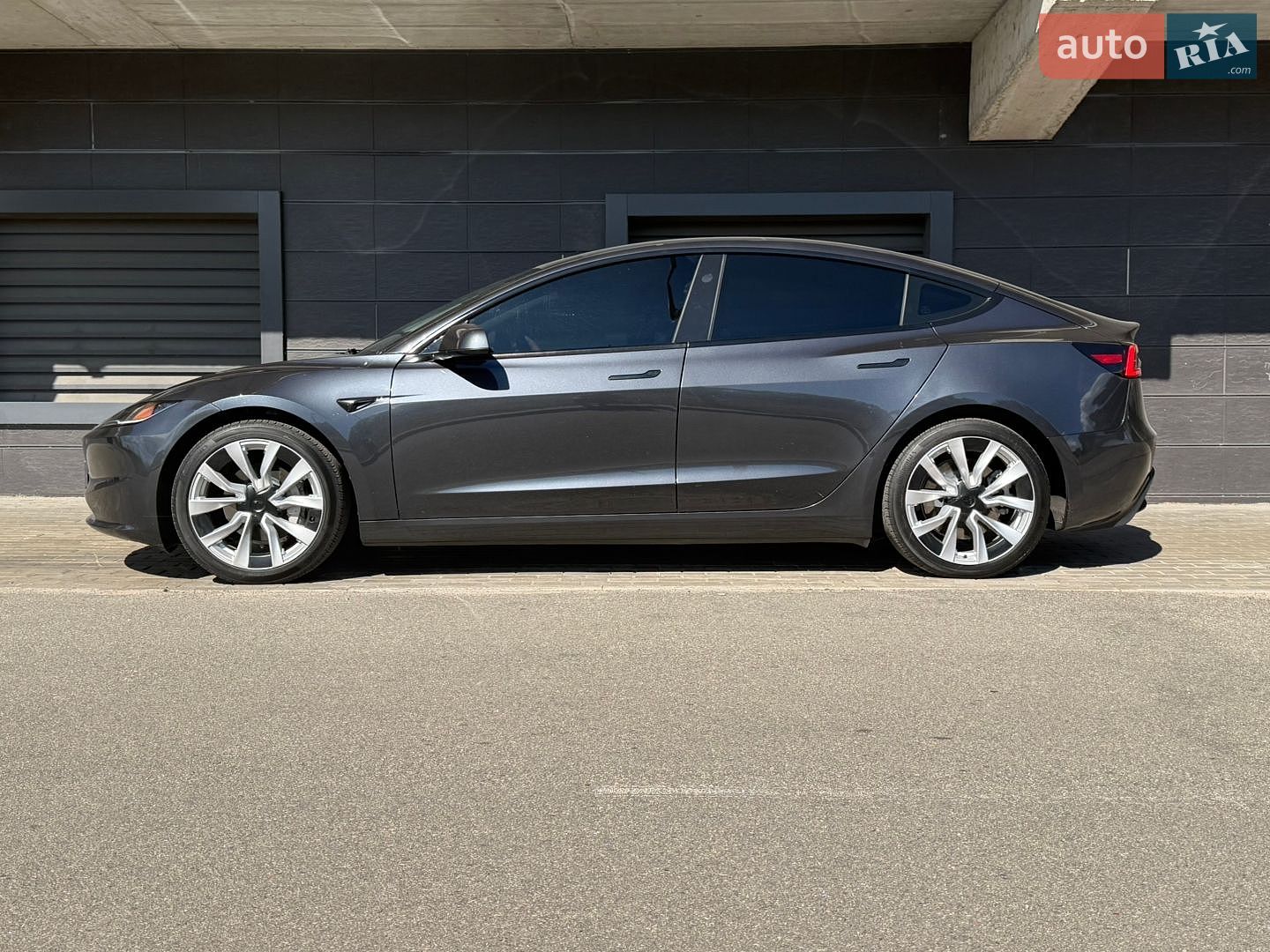 Tesla Model 3 2025 VIN 5YJ3E1EB5SF996415 фото оголошення 9 з 19