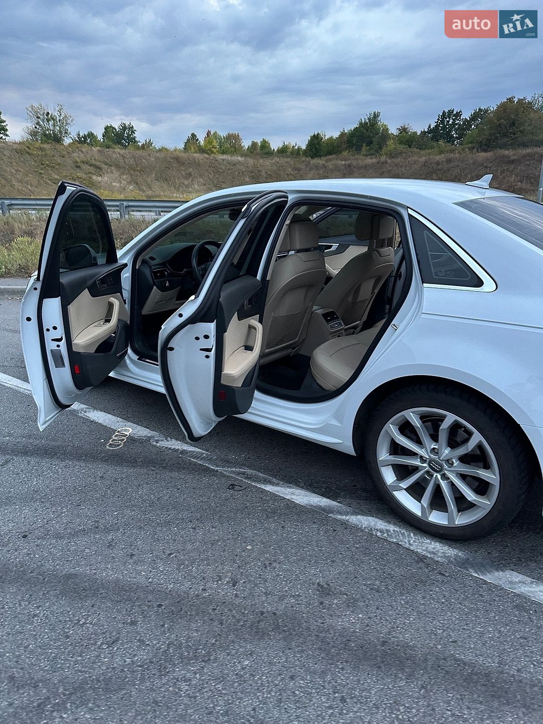 Audi A4 2019 VIN WAUENAF43KA062834 фото оголошення 4 з 74