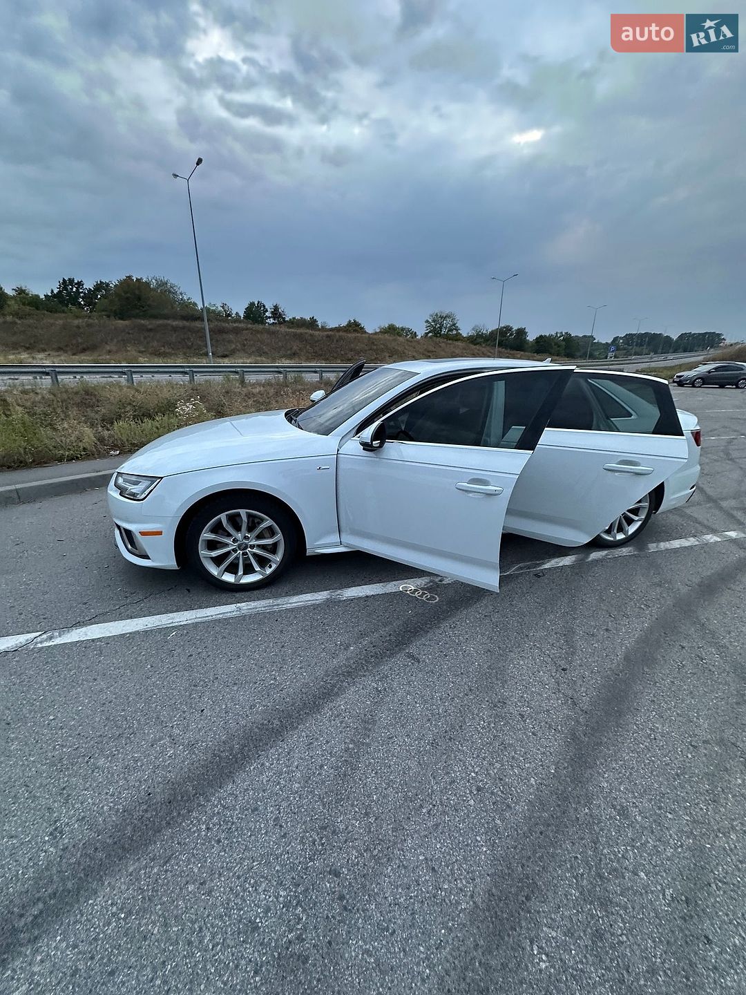 Audi A4 2019 VIN WAUENAF43KA062834 фото оголошення 13 з 74