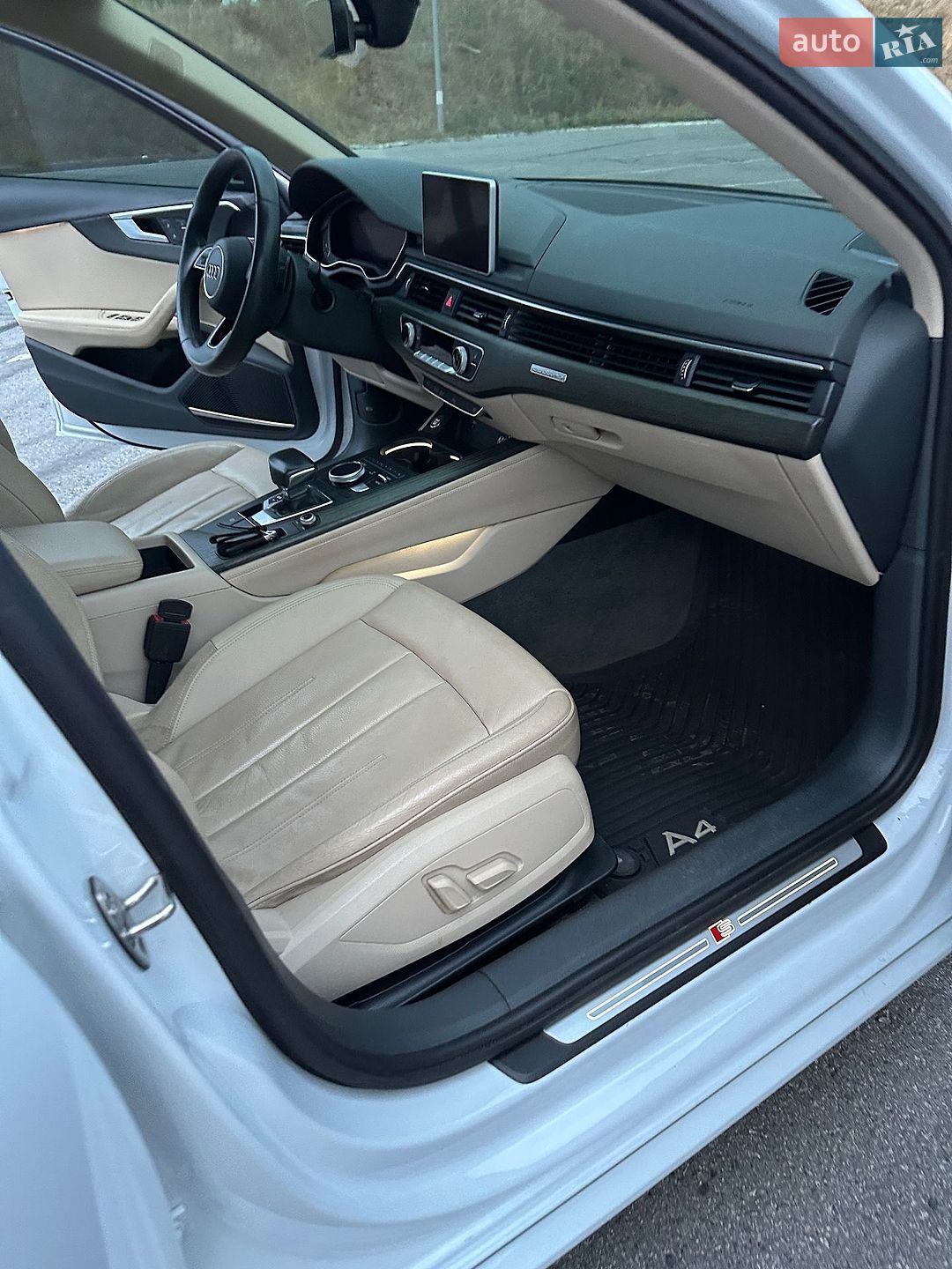 Audi A4 2019 VIN WAUENAF43KA062834 фото оголошення 18 з 74