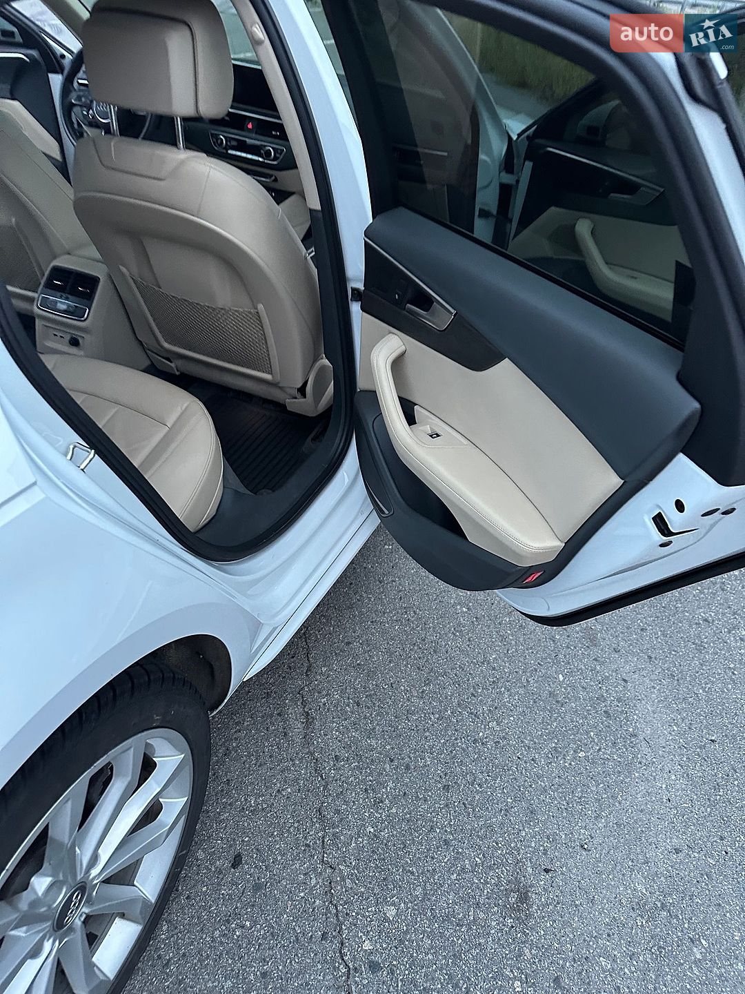 Audi A4 2019 VIN WAUENAF43KA062834 фото оголошення 25 з 74
