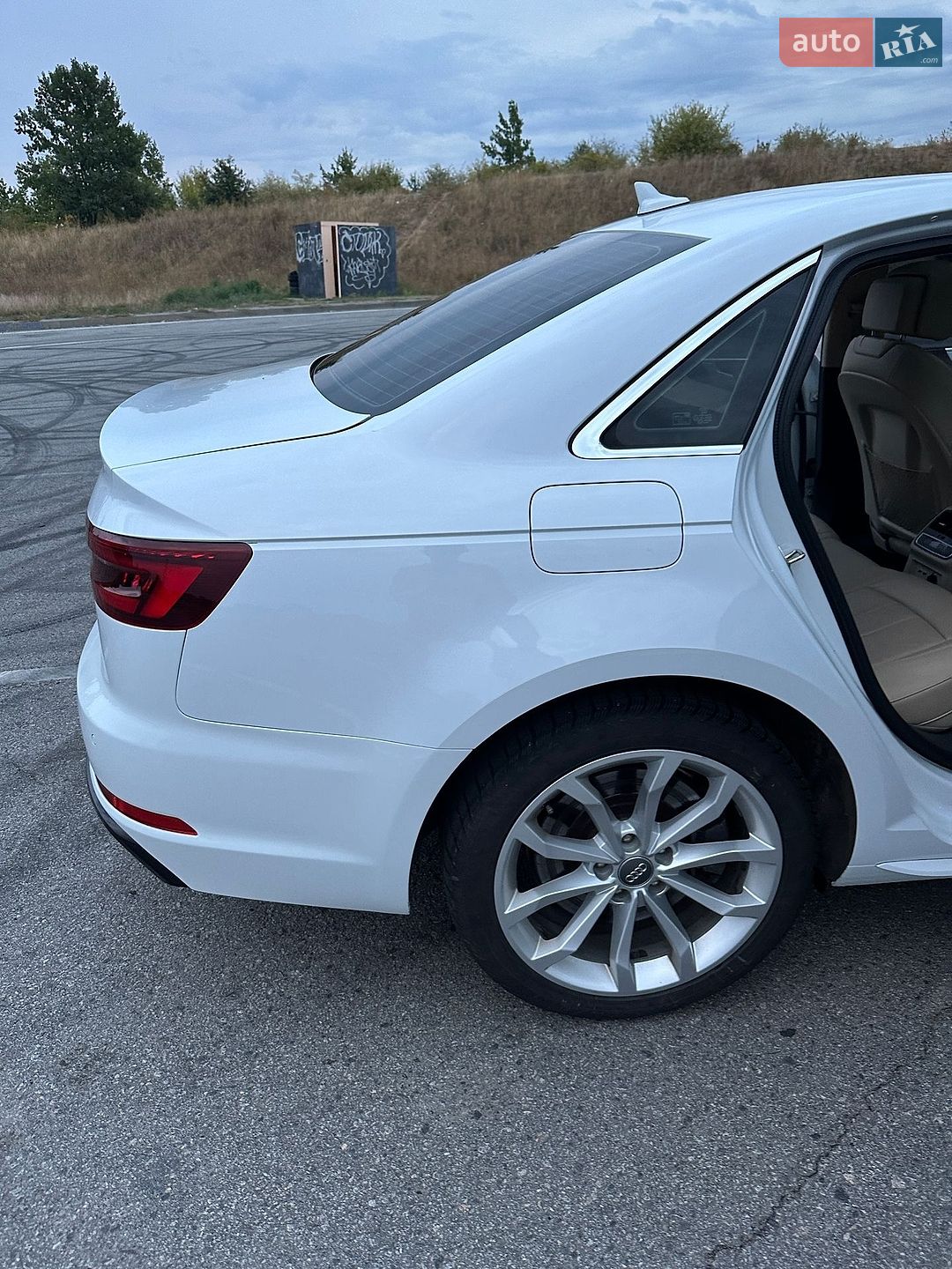 Audi A4 2019 VIN WAUENAF43KA062834 фото оголошення 24 з 74