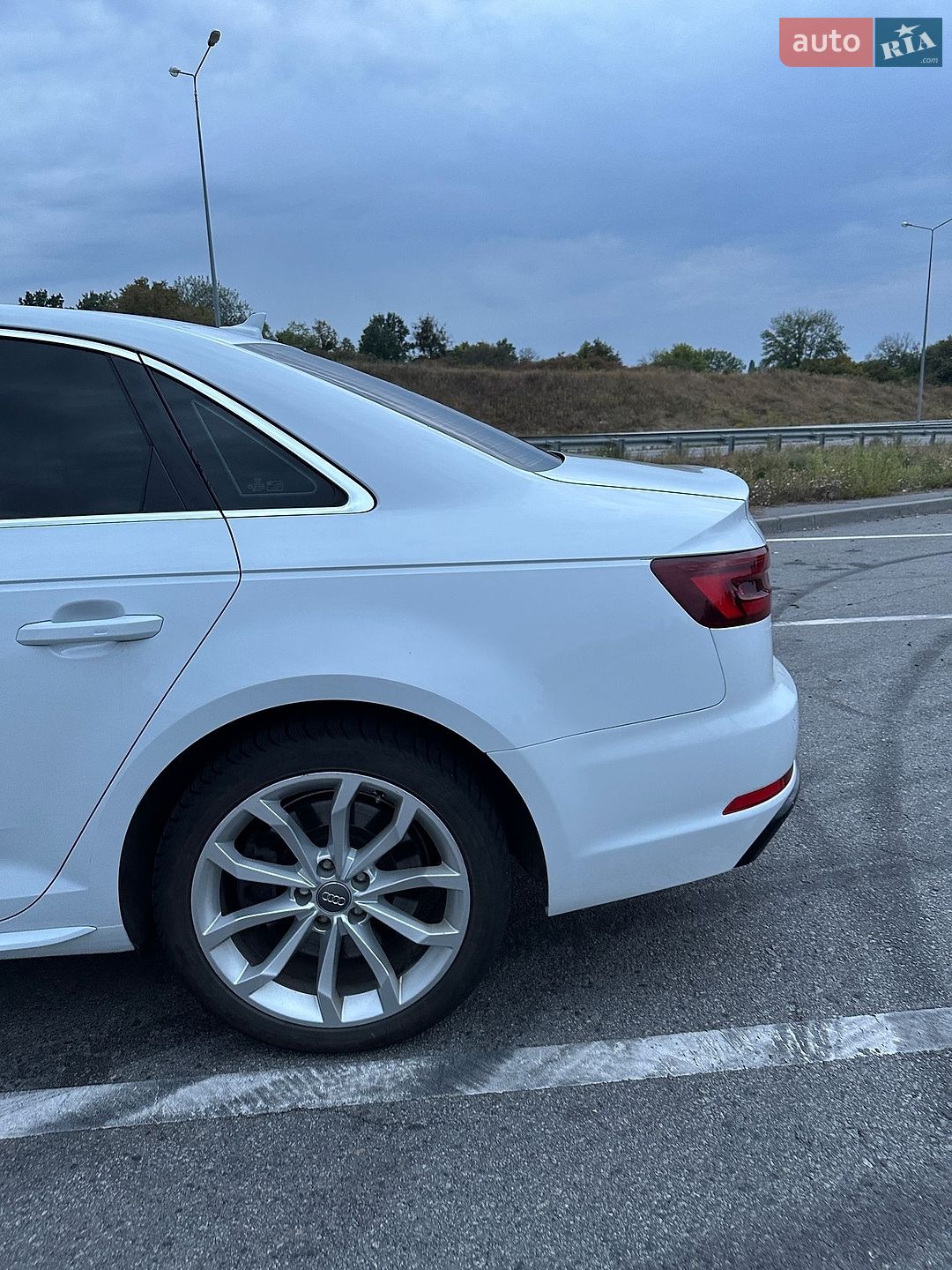 Audi A4 2019 VIN WAUENAF43KA062834 фото оголошення 32 з 74