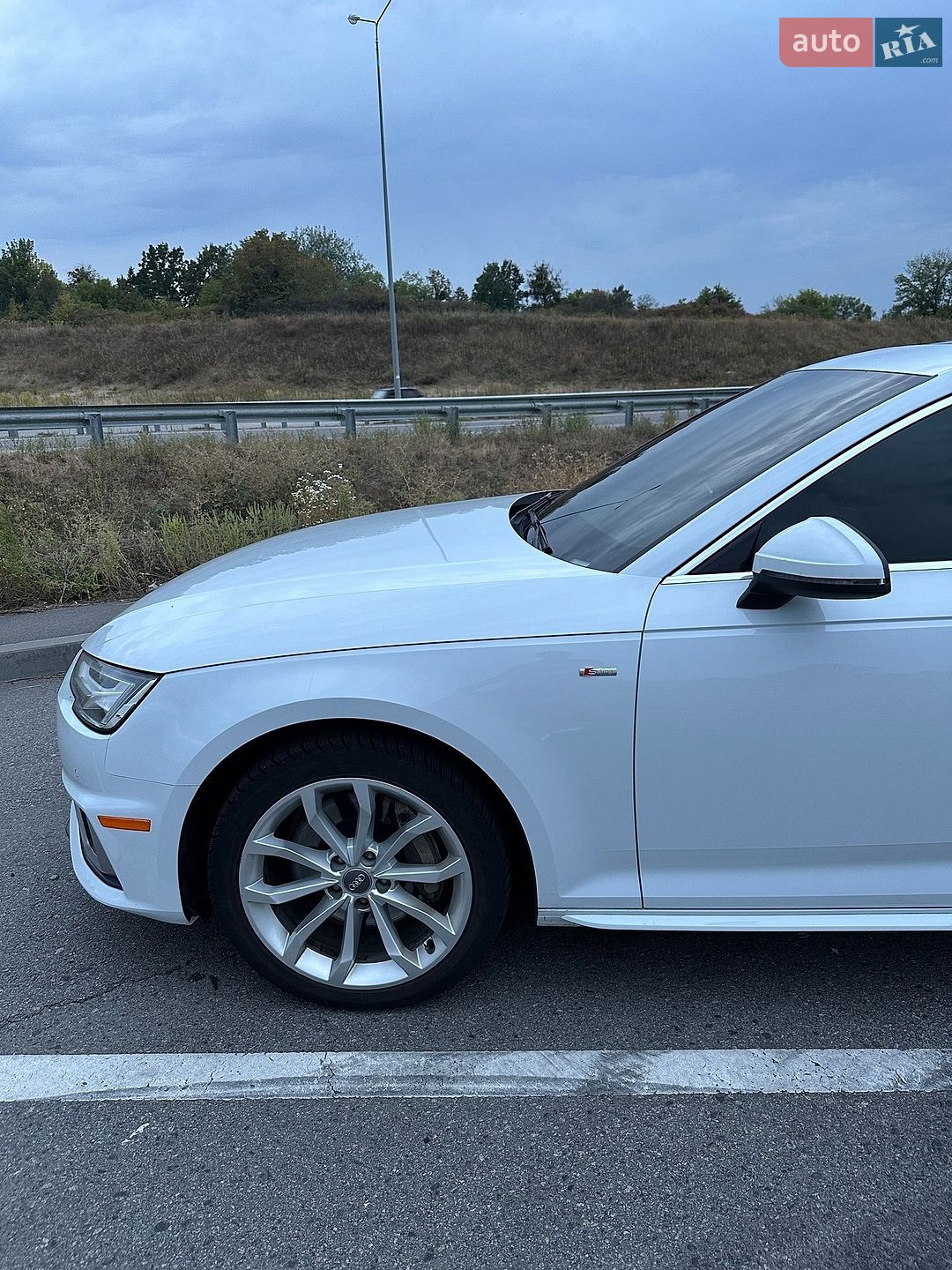 Audi A4 2019 VIN WAUENAF43KA062834 фото оголошення 33 з 74