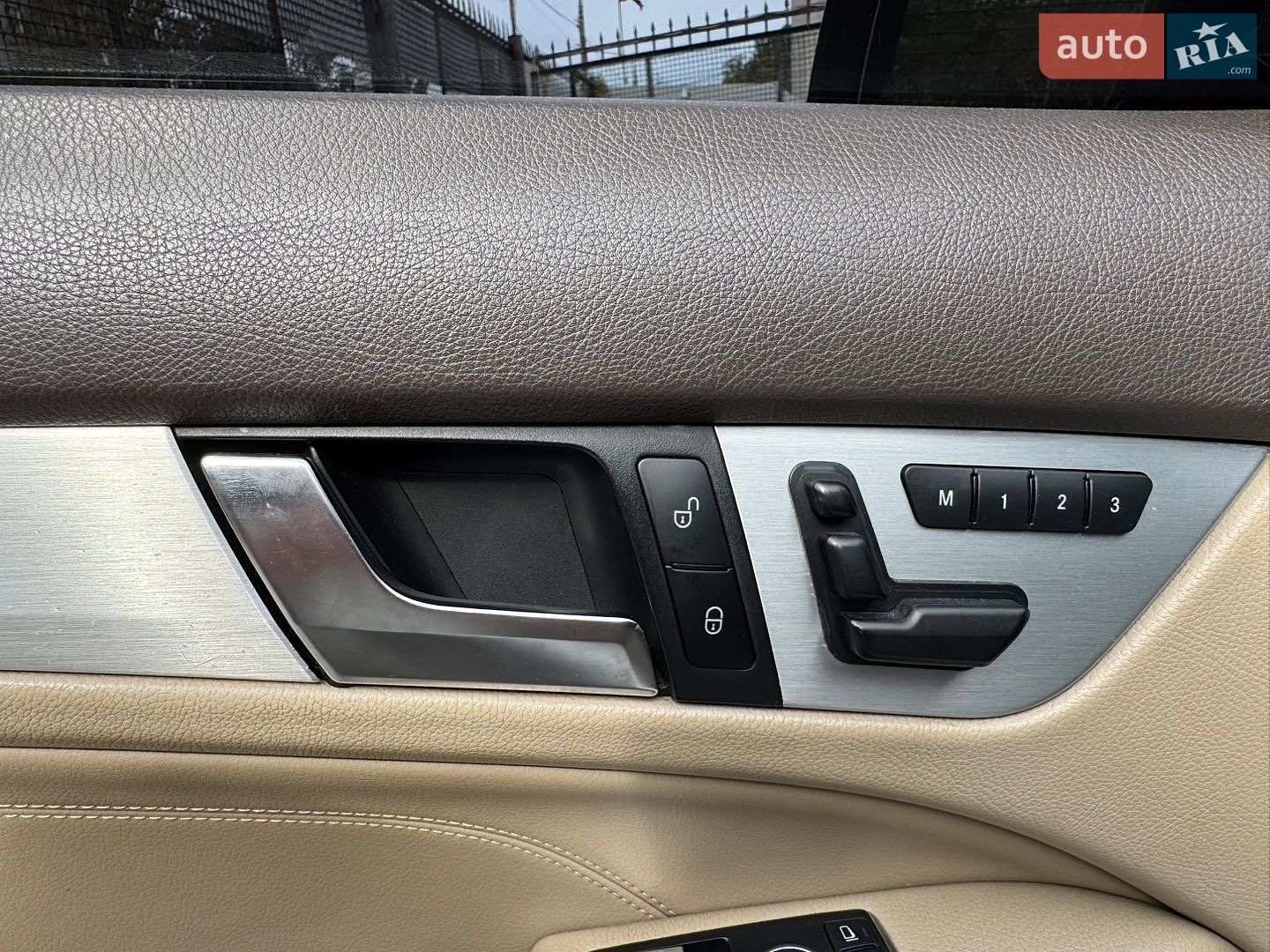 Mercedes-Benz C-Class 2012 VIN WDDGJ4HB7DG060904 фото оголошення 14 з 23