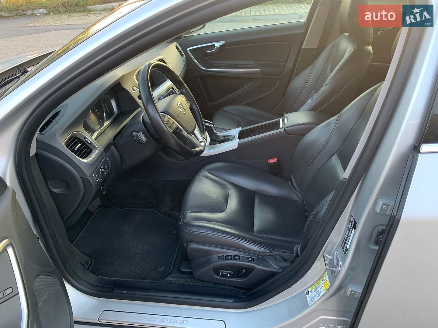 Volvo S60 2018 VIN LYV402TK2JB172805 фото оголошення 10 з 18
