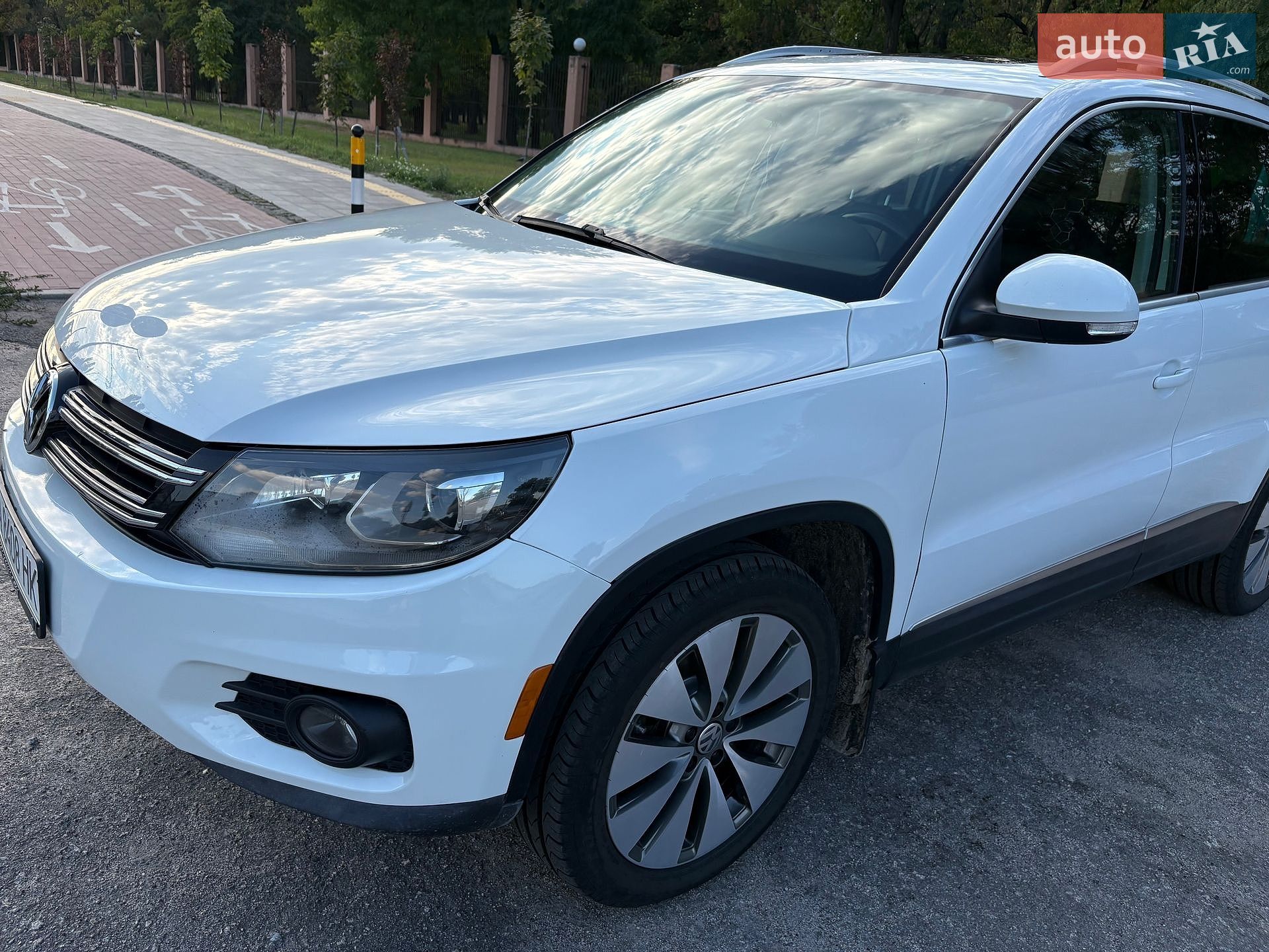 Volkswagen Tiguan 2015 VIN WVGBV7AX3GW524213 фото оголошення 2 з 20