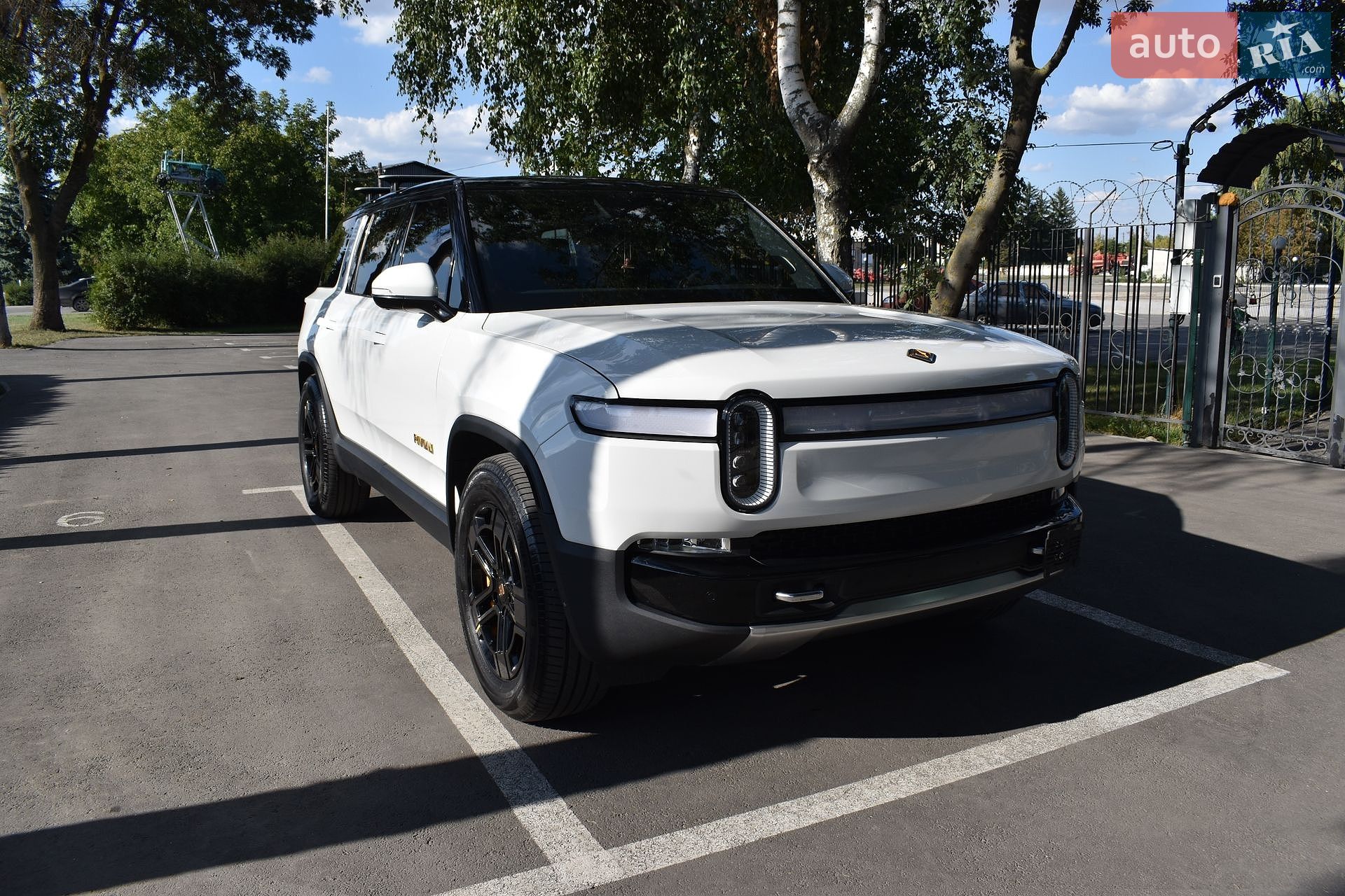 Rivian R1S 2023 VIN 7PDSGABA9PN015327 фото оголошення 3 з 43
