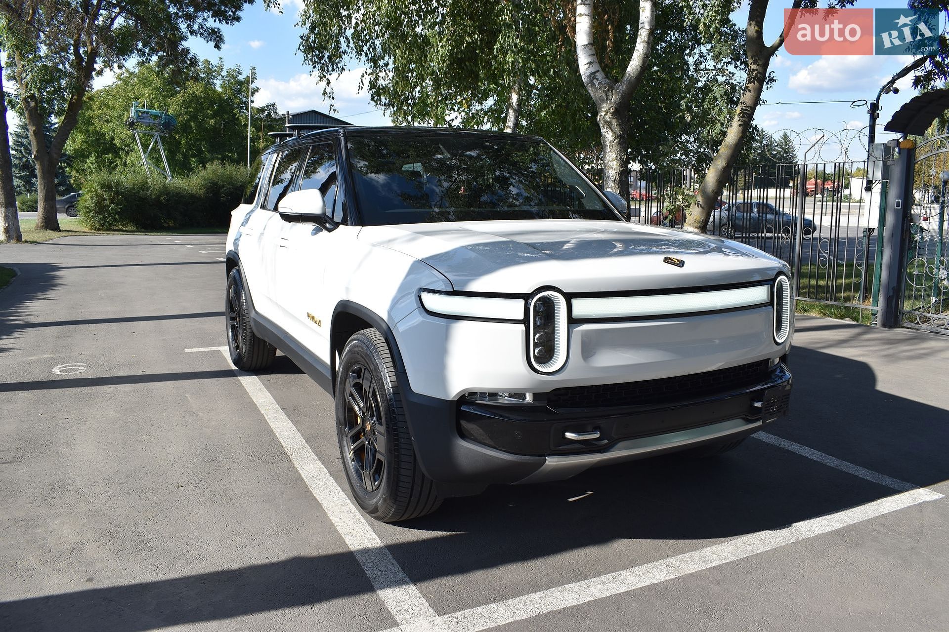 Rivian R1S 2023 VIN 7PDSGABA9PN015327 фото оголошення 4 з 43