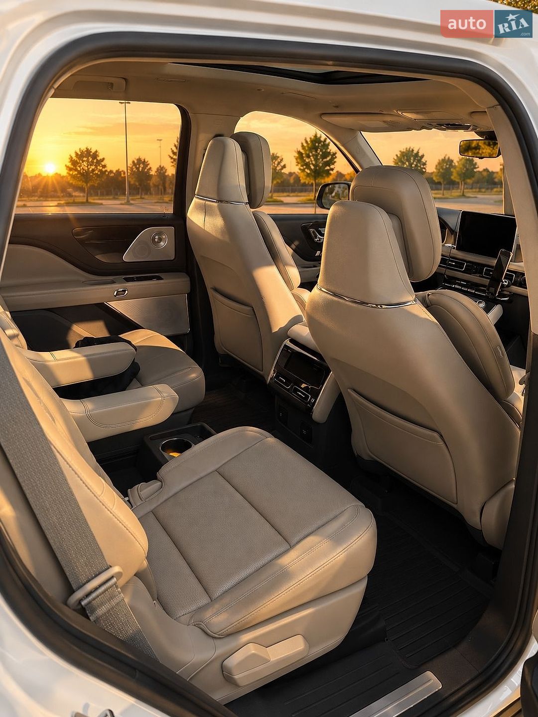 Lincoln Aviator 2021 VIN 5LM5J7XC6MGL18545 фото оголошення 6 з 14