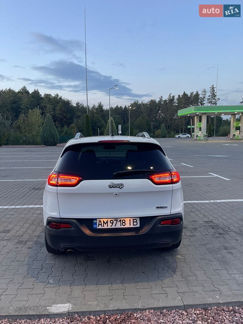 Jeep Cherokee 2017 VIN 1C4PJLCB7HD219035 фото оголошення 8 з 25