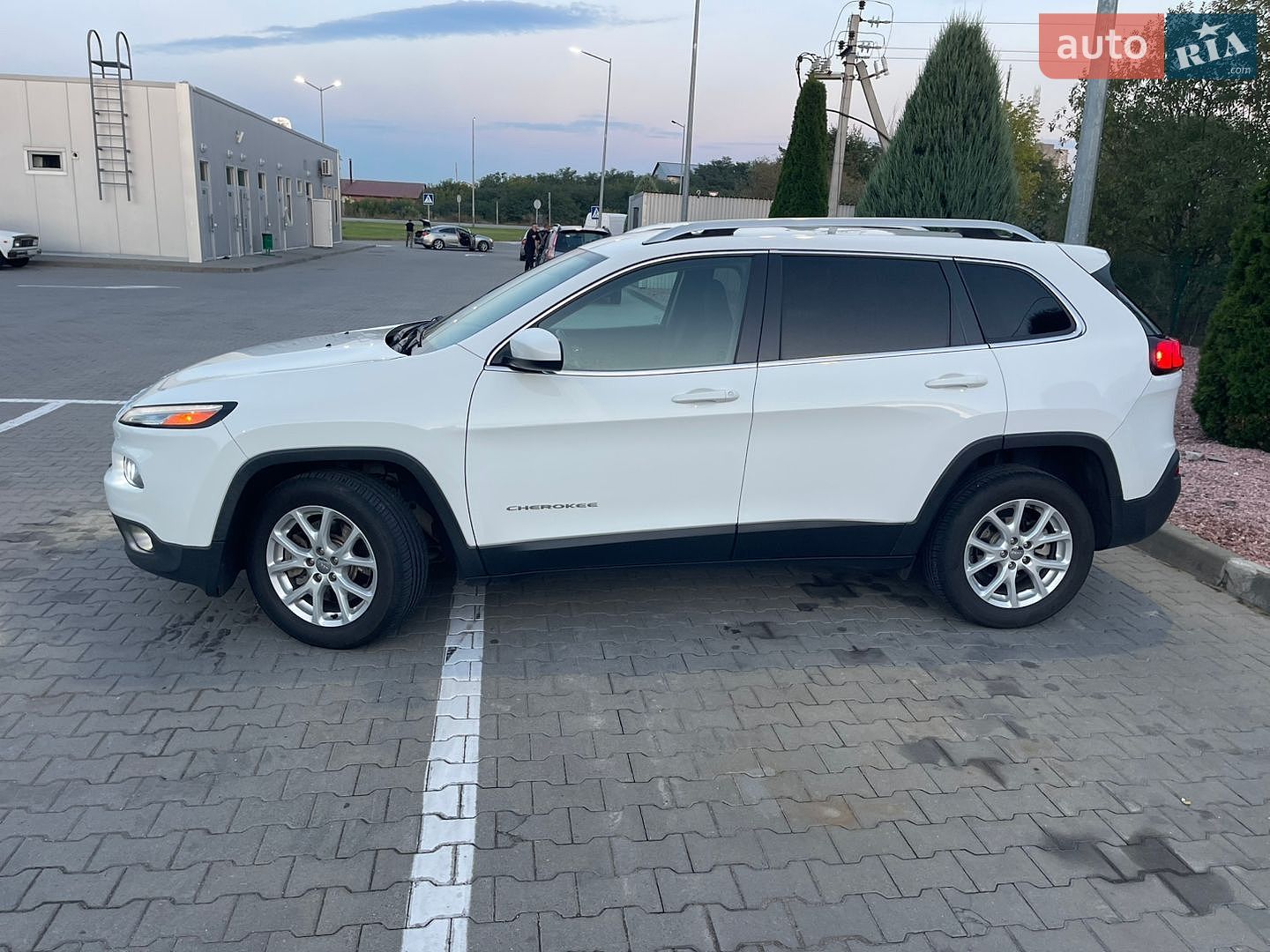 Jeep Cherokee 2017 VIN 1C4PJLCB7HD219035 фото оголошення 4 з 25