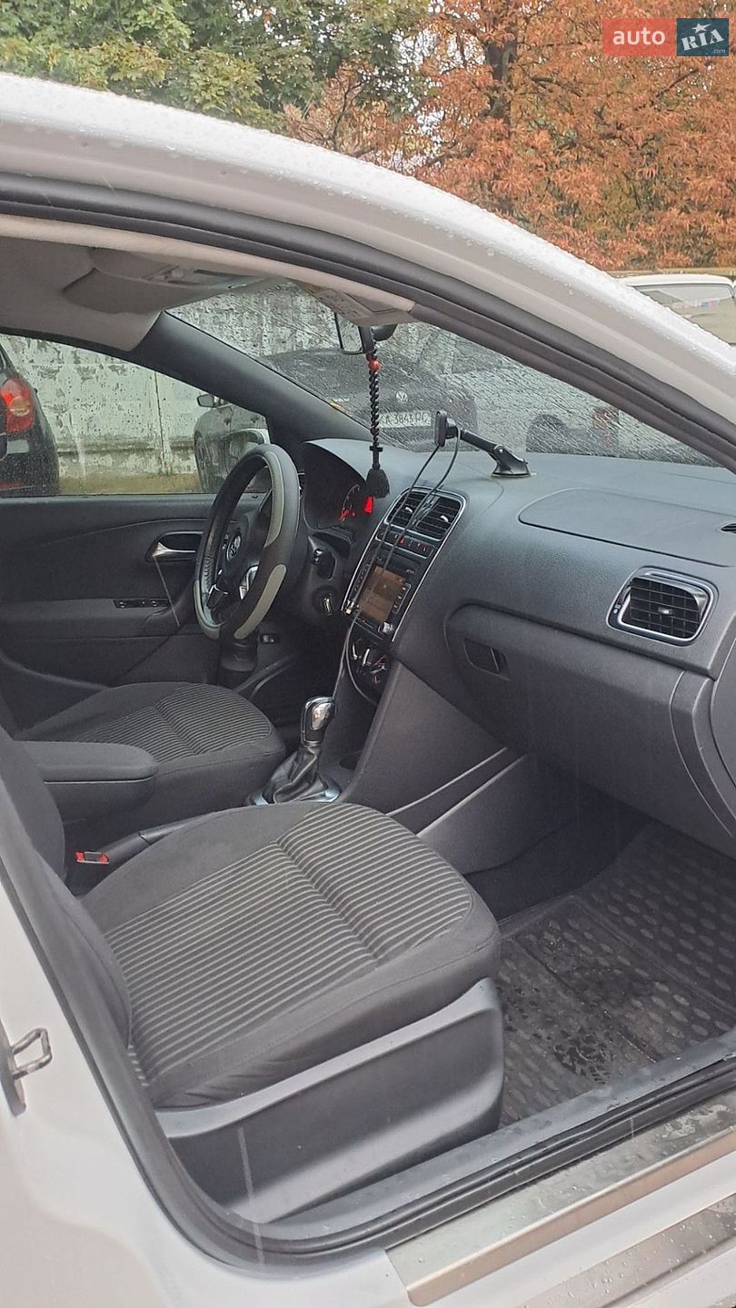 Volkswagen Polo 2017 VIN XW8ZZZ61ZHG051143 фото оголошення 8 з 15