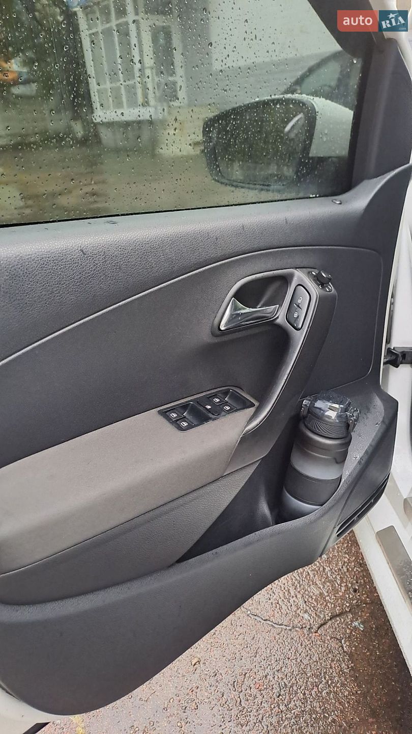 Volkswagen Polo 2017 VIN XW8ZZZ61ZHG051143 фото оголошення 12 з 15