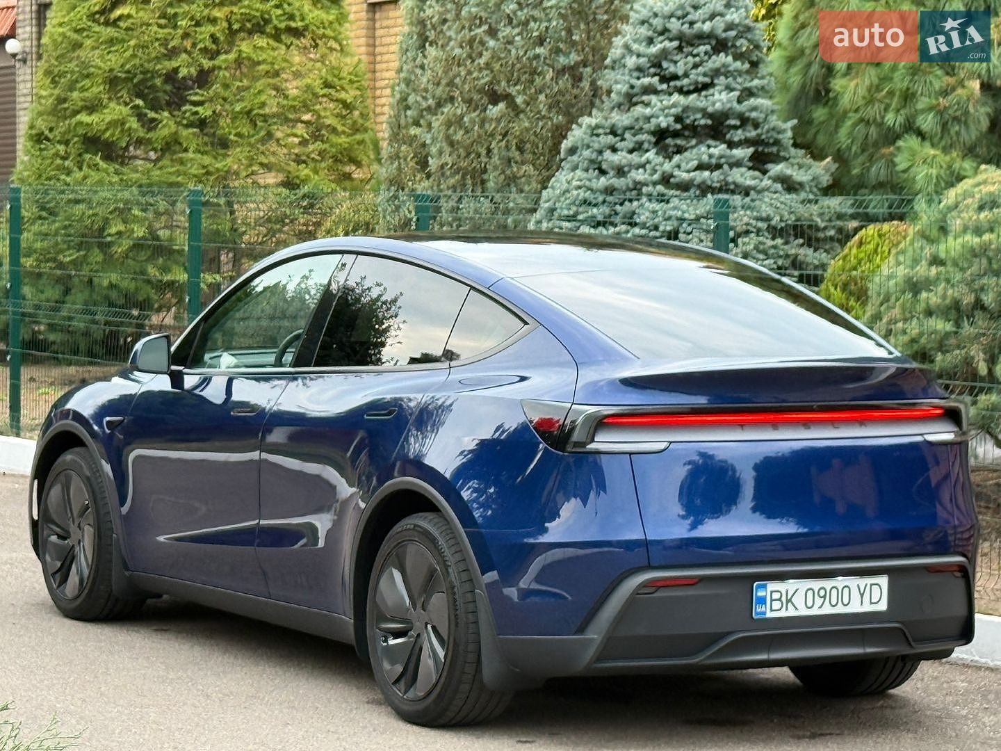 Tesla Model Y 2025 VIN 7SAYGDED2TA443077 фото оголошення 3 з 114