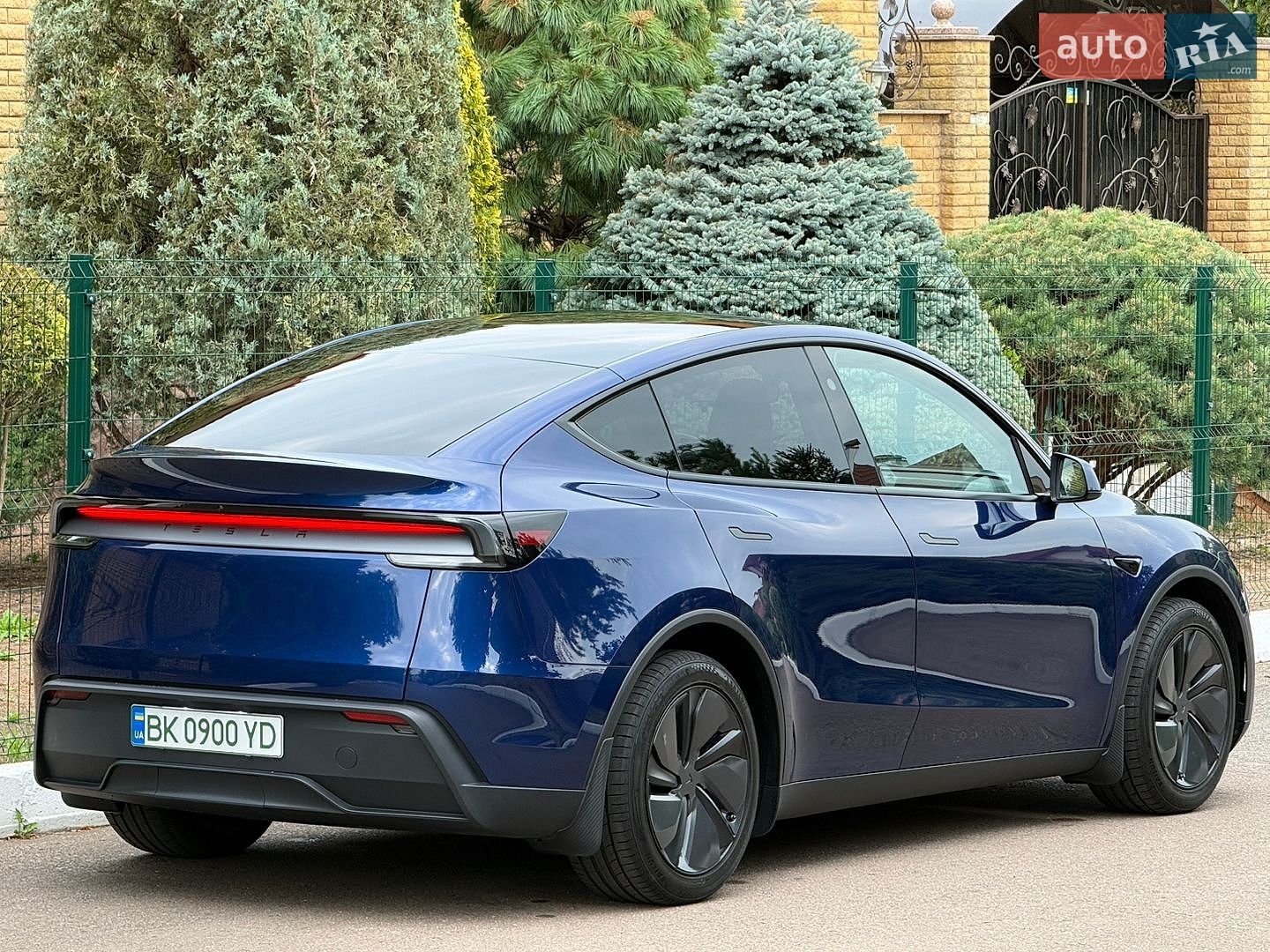 Tesla Model Y 2025 VIN 7SAYGDED2TA443077 фото оголошення 2 з 114