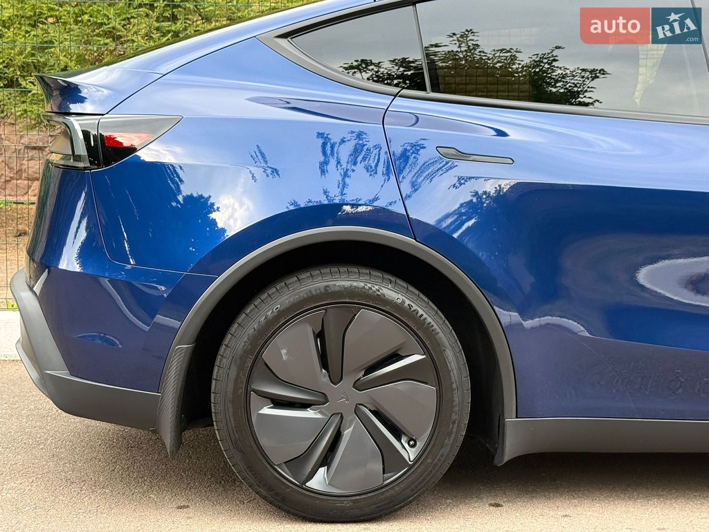 Tesla Model Y 2025 VIN 7SAYGDED2TA443077 фото оголошення 7 з 114