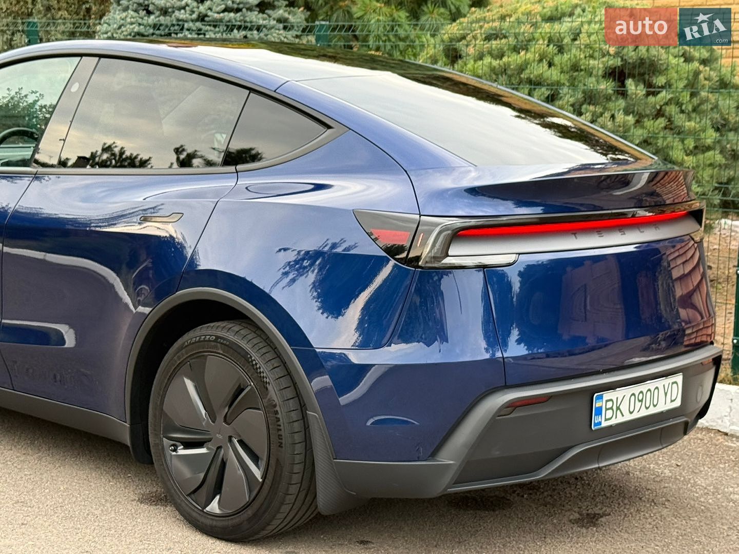 Tesla Model Y 2025 VIN 7SAYGDED2TA443077 фото оголошення 18 з 114