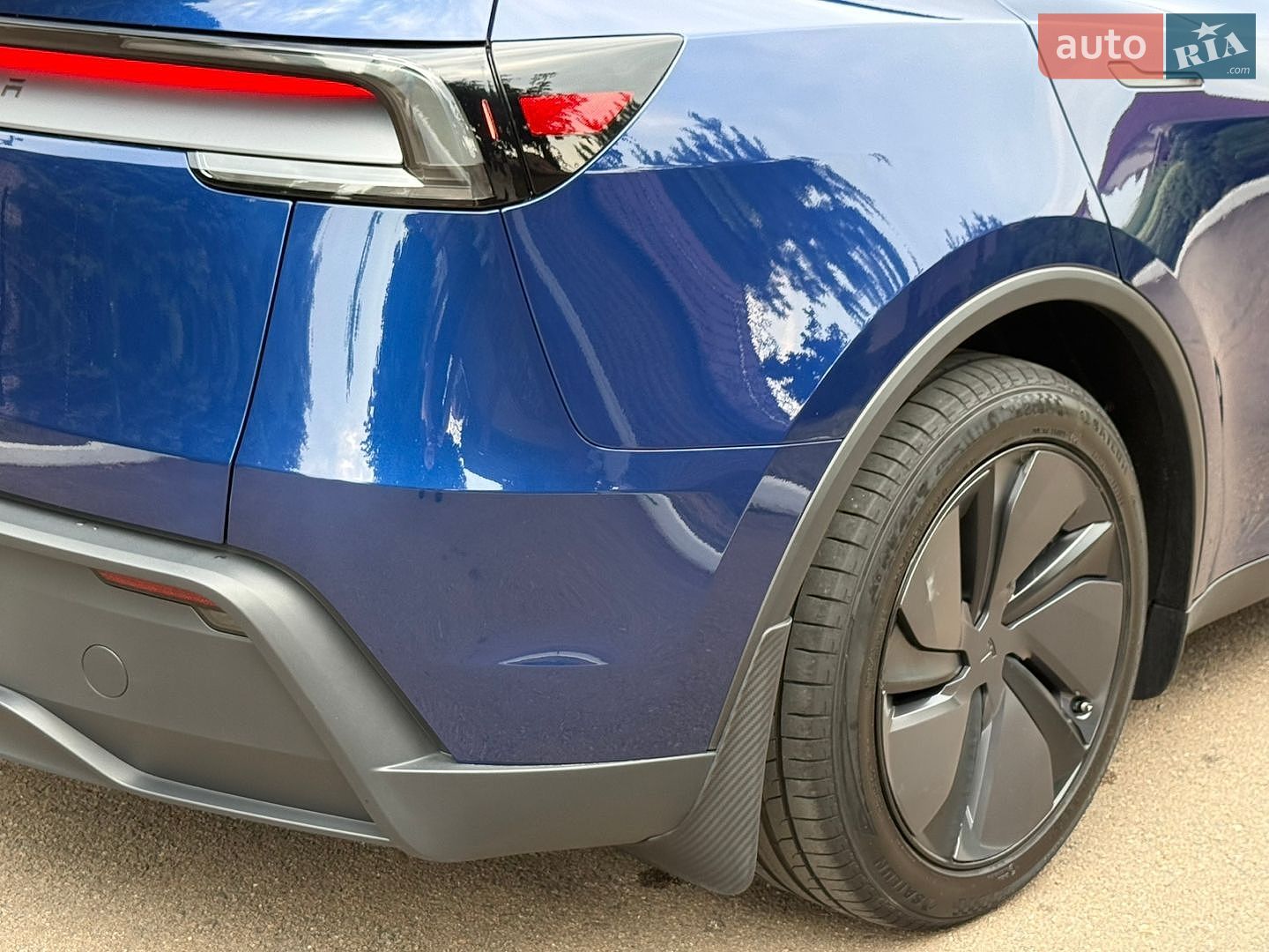 Tesla Model Y 2025 VIN 7SAYGDED2TA443077 фото оголошення 41 з 114