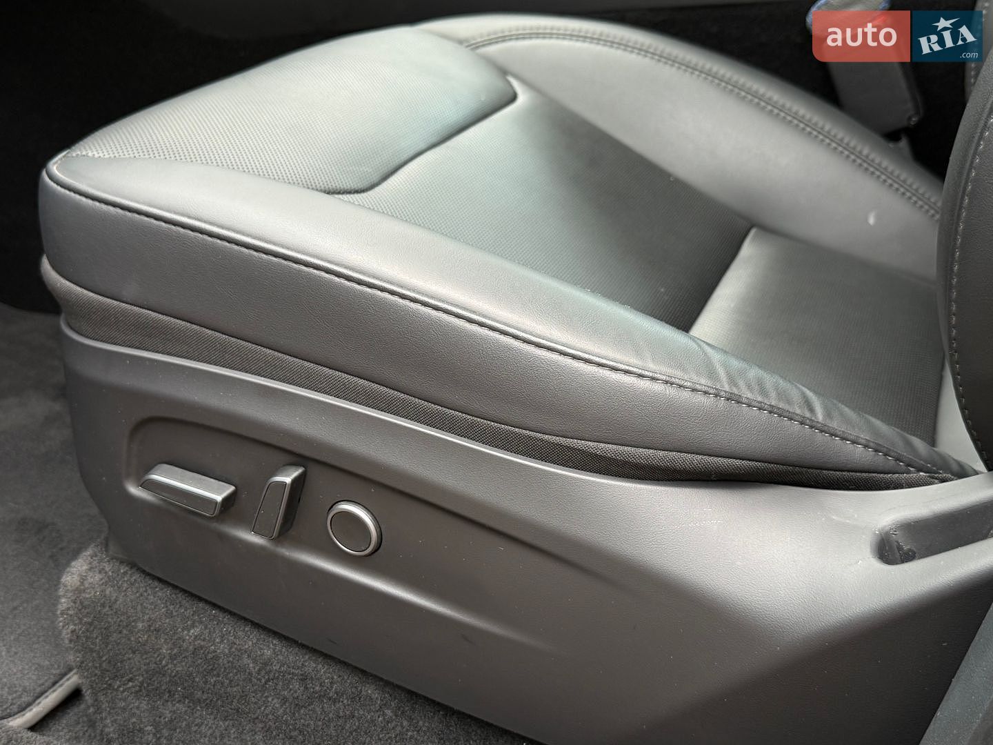 Tesla Model Y 2025 VIN 7SAYGDED2TA443077 фото оголошення 53 з 114
