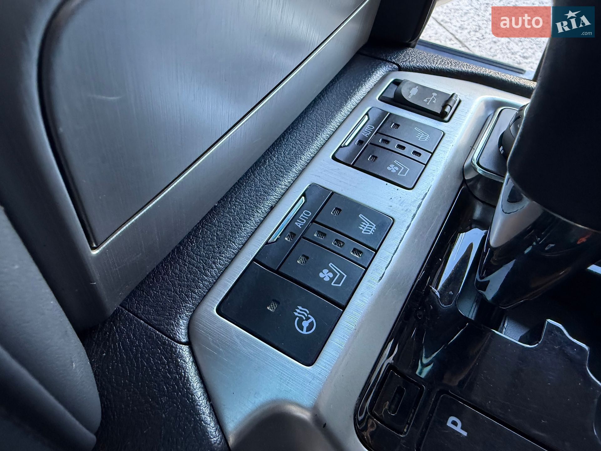 Toyota Land Cruiser 2018 VIN JTMCV05J004250430 фото оголошення 29 з 64