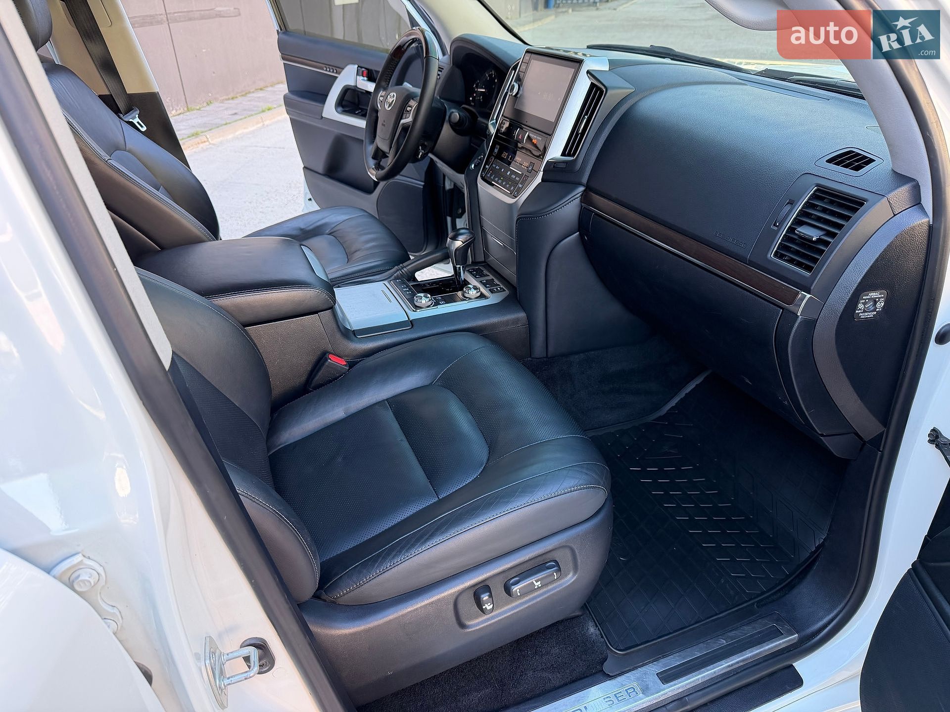Toyota Land Cruiser 2018 VIN JTMCV05J004250430 фото оголошення 28 з 64
