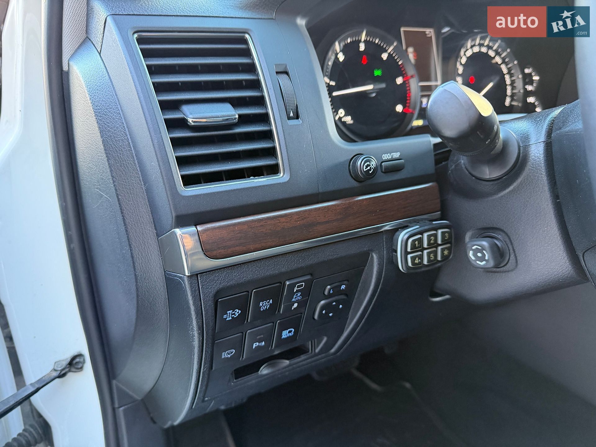 Toyota Land Cruiser 2018 VIN JTMCV05J004250430 фото оголошення 31 з 64