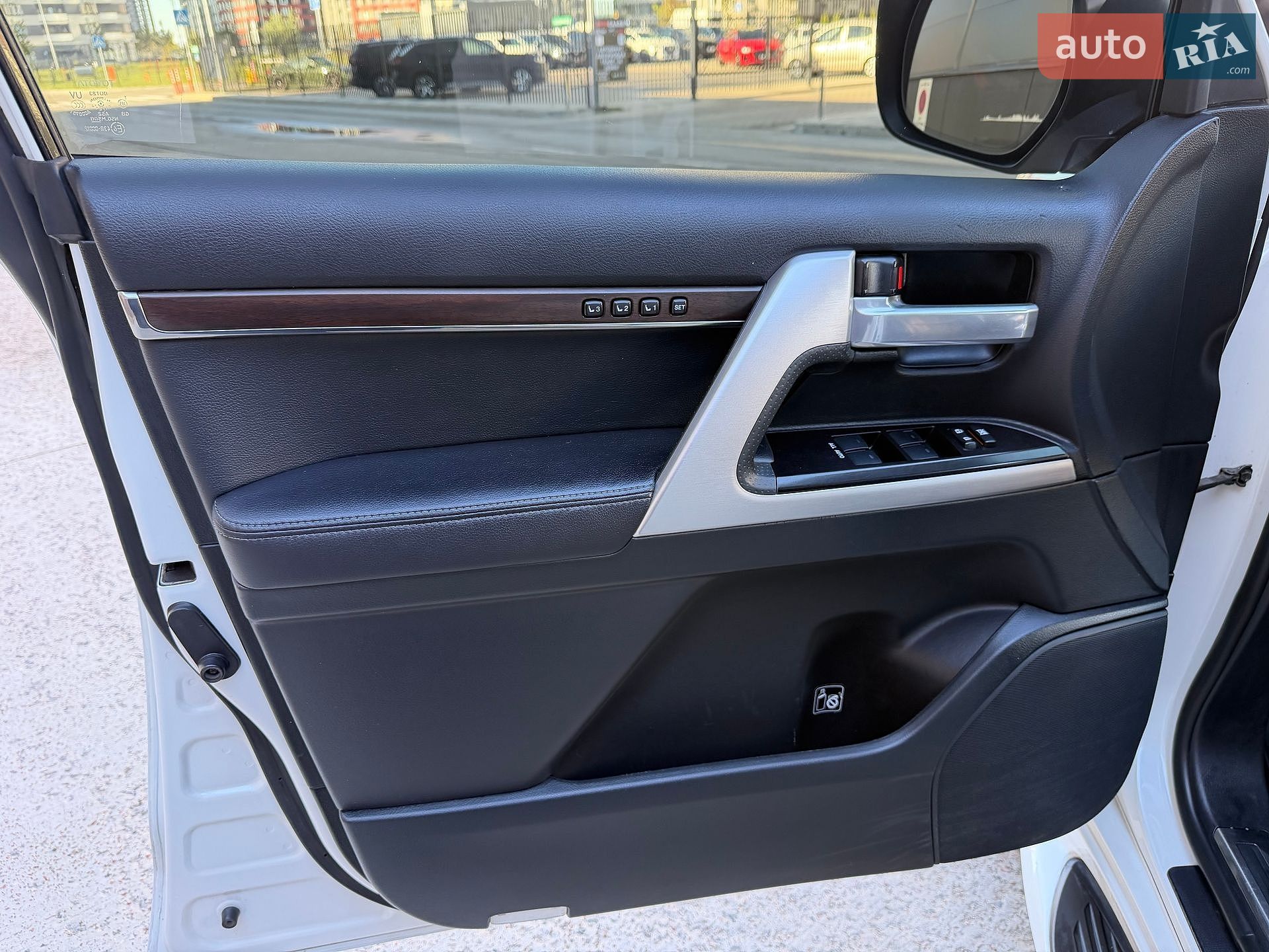 Toyota Land Cruiser 2018 VIN JTMCV05J004250430 фото оголошення 32 з 64