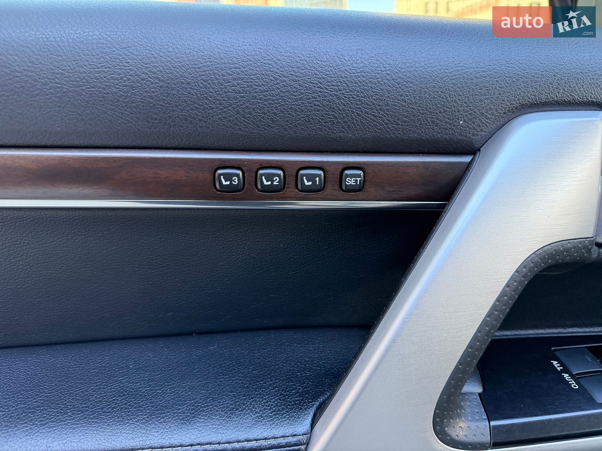 Toyota Land Cruiser 2018 VIN JTMCV05J004250430 фото оголошення 34 з 64