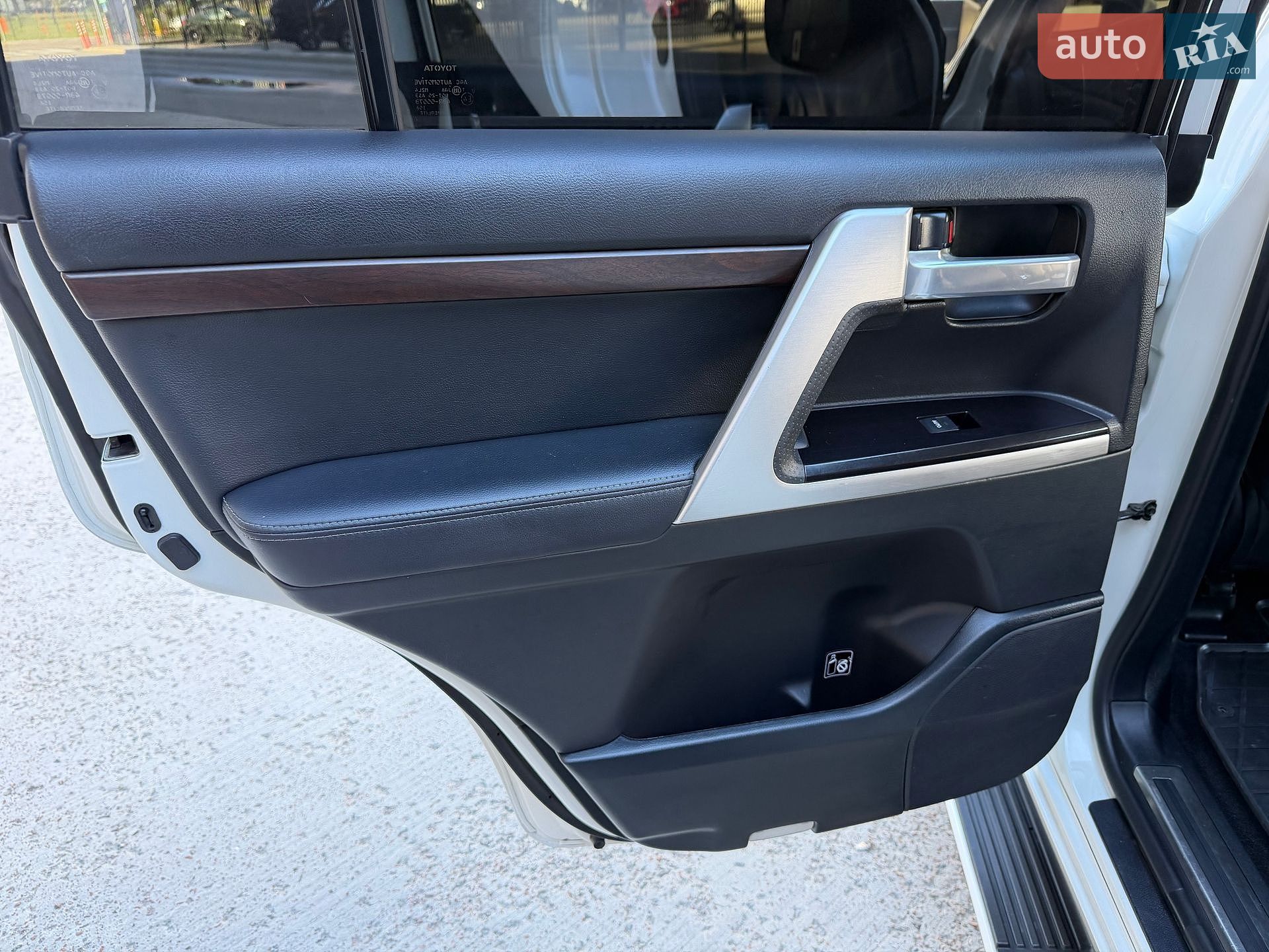 Toyota Land Cruiser 2018 VIN JTMCV05J004250430 фото оголошення 38 з 64