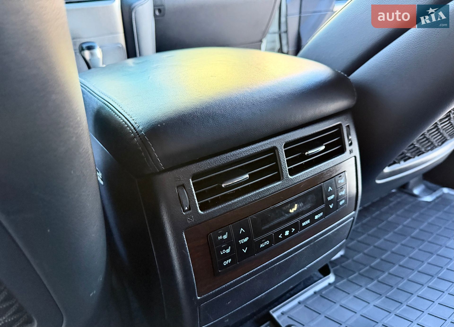 Toyota Land Cruiser 2018 VIN JTMCV05J004250430 фото оголошення 39 з 64