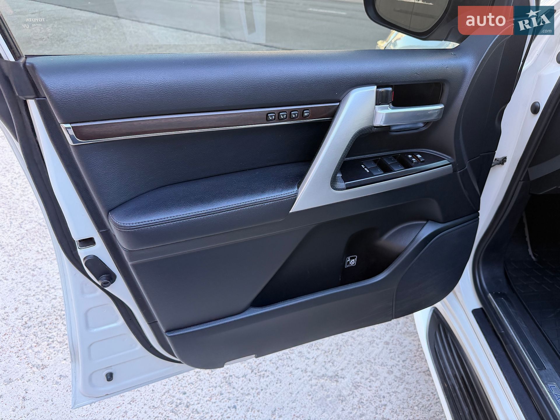 Toyota Land Cruiser 2018 VIN JTMCV05J004250430 фото оголошення 52 з 64