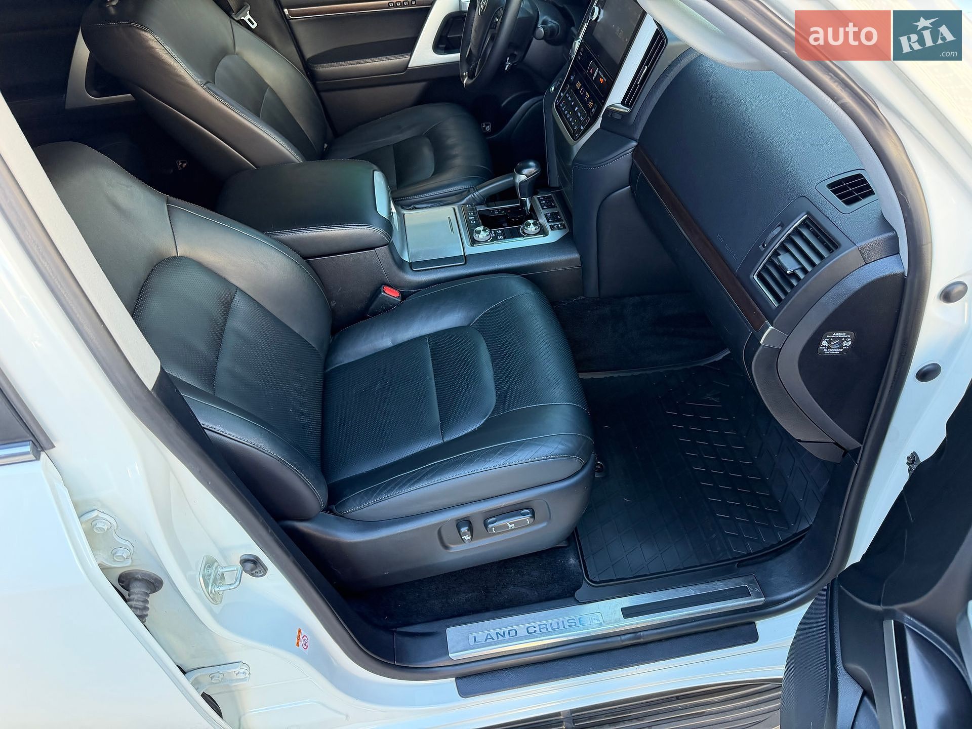 Toyota Land Cruiser 2018 VIN JTMCV05J004250430 фото оголошення 27 з 64