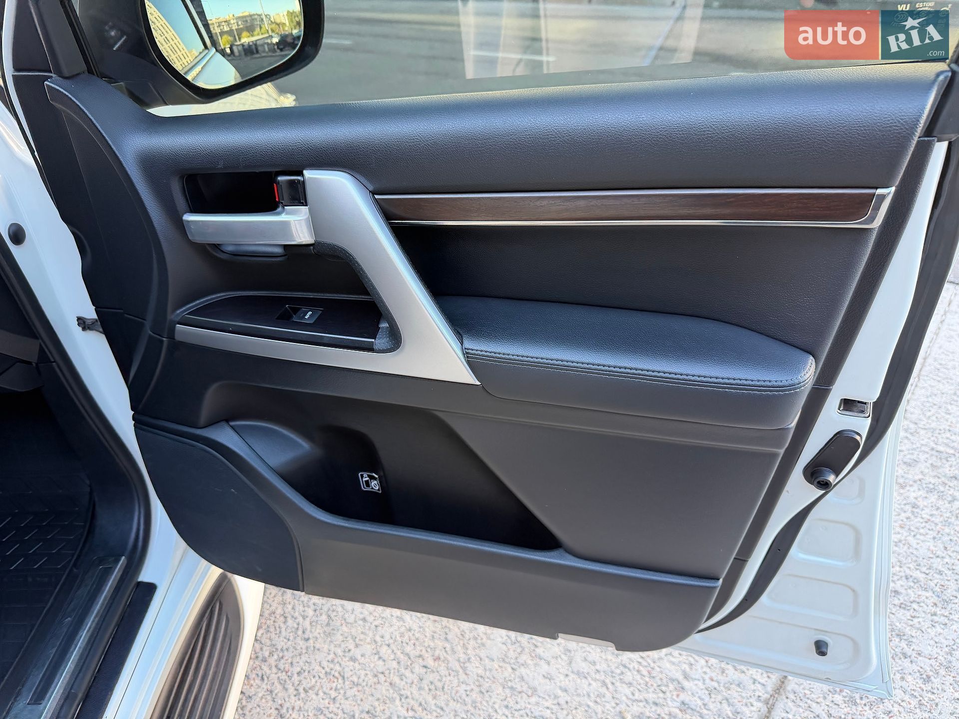 Toyota Land Cruiser 2018 VIN JTMCV05J004250430 фото оголошення 63 з 64