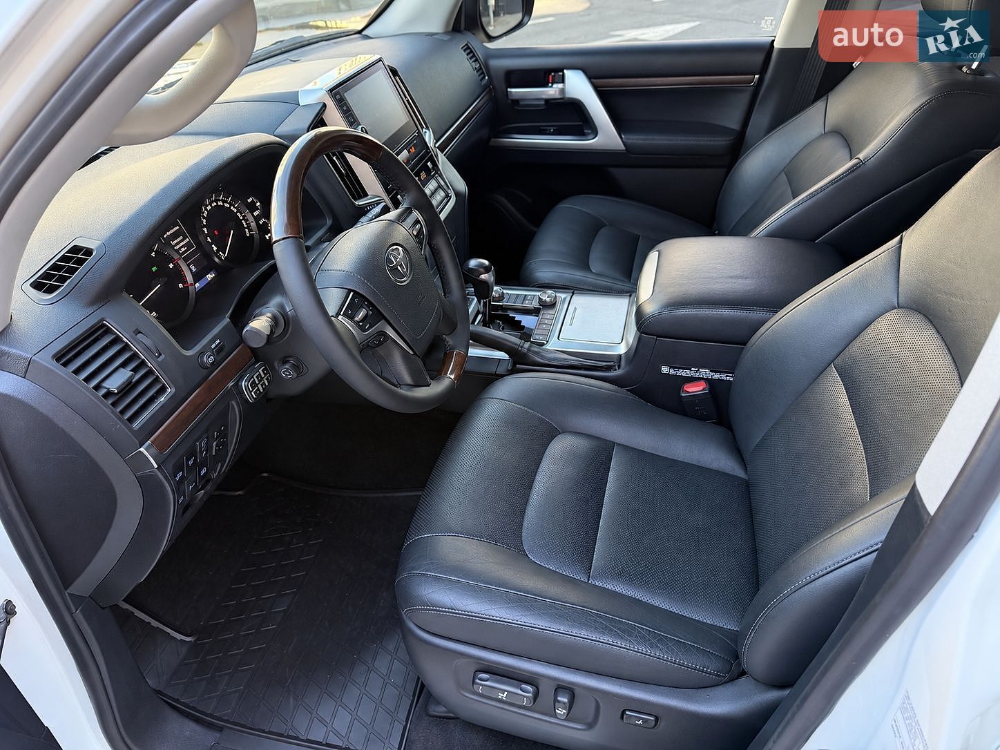 Toyota Land Cruiser 2018 VIN JTMCV05J004250430 фото оголошення 25 з 64