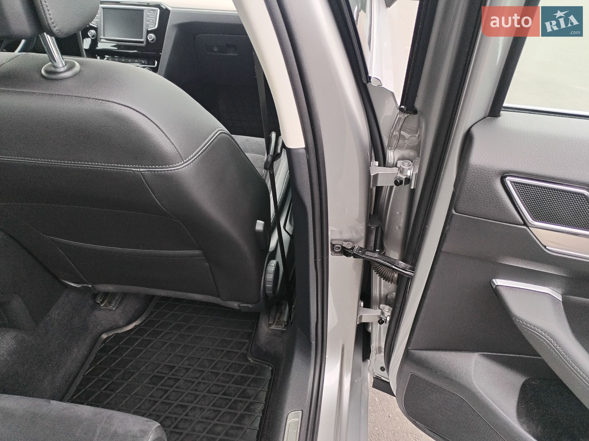 Volkswagen Passat 2017 VIN WVWZZZ3CZHE146051 фото оголошення 34 з 94