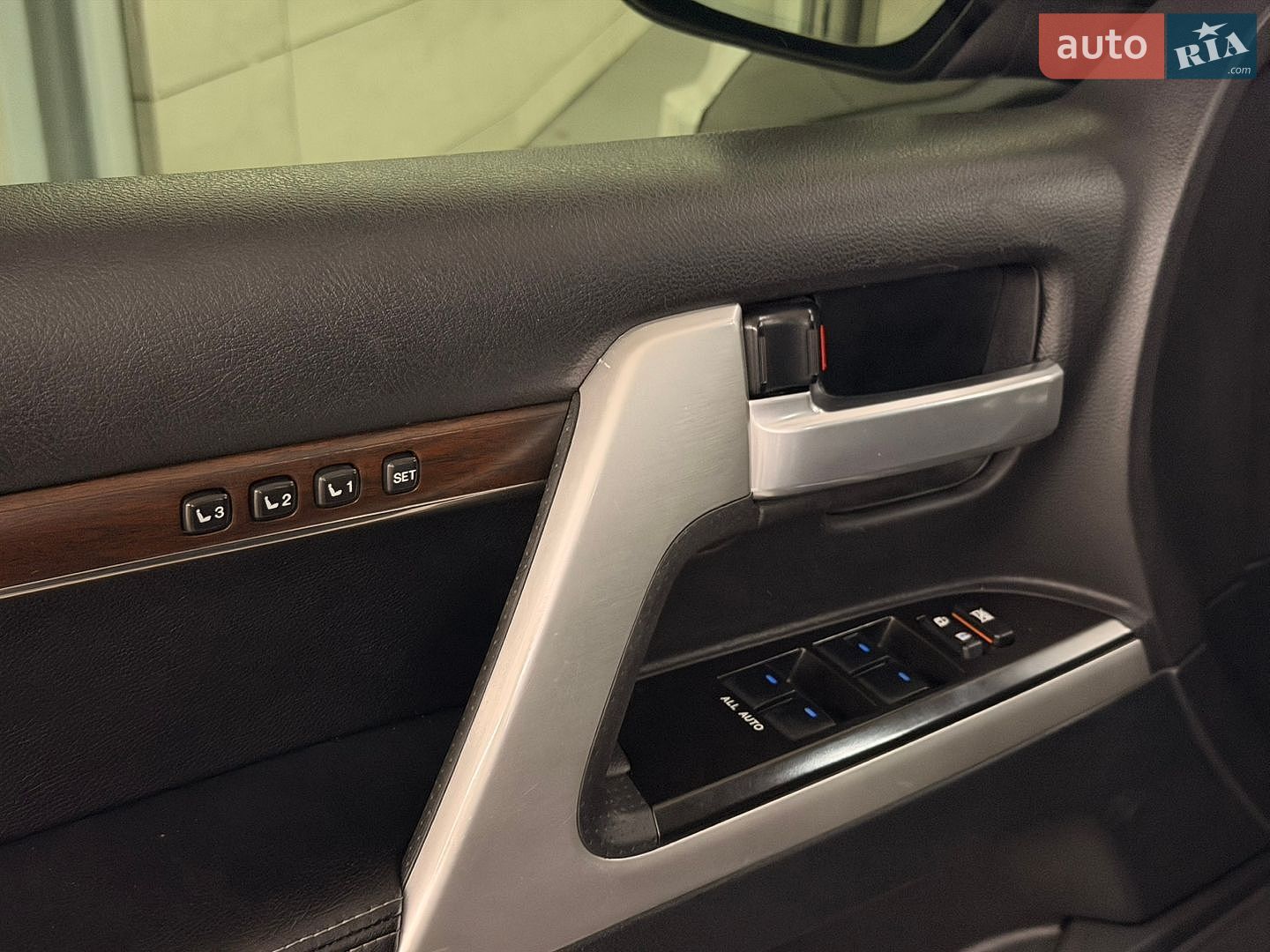 Toyota Land Cruiser 2020 VIN JTMCX05J604204112 фото оголошення 8 з 30