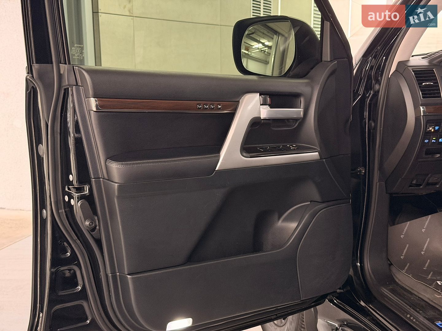 Toyota Land Cruiser 2020 VIN JTMCX05J604204112 фото оголошення 7 з 30