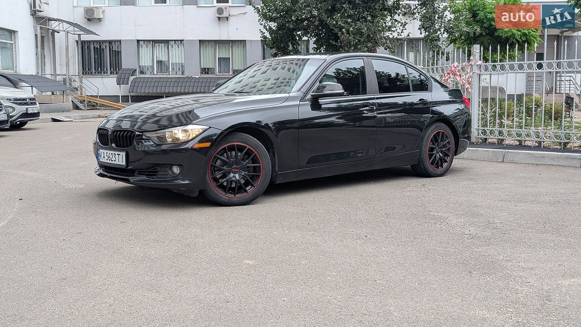 BMW 3 Series 2016 VIN WBA8A9C56HK620277 фото оголошення 3 з 18